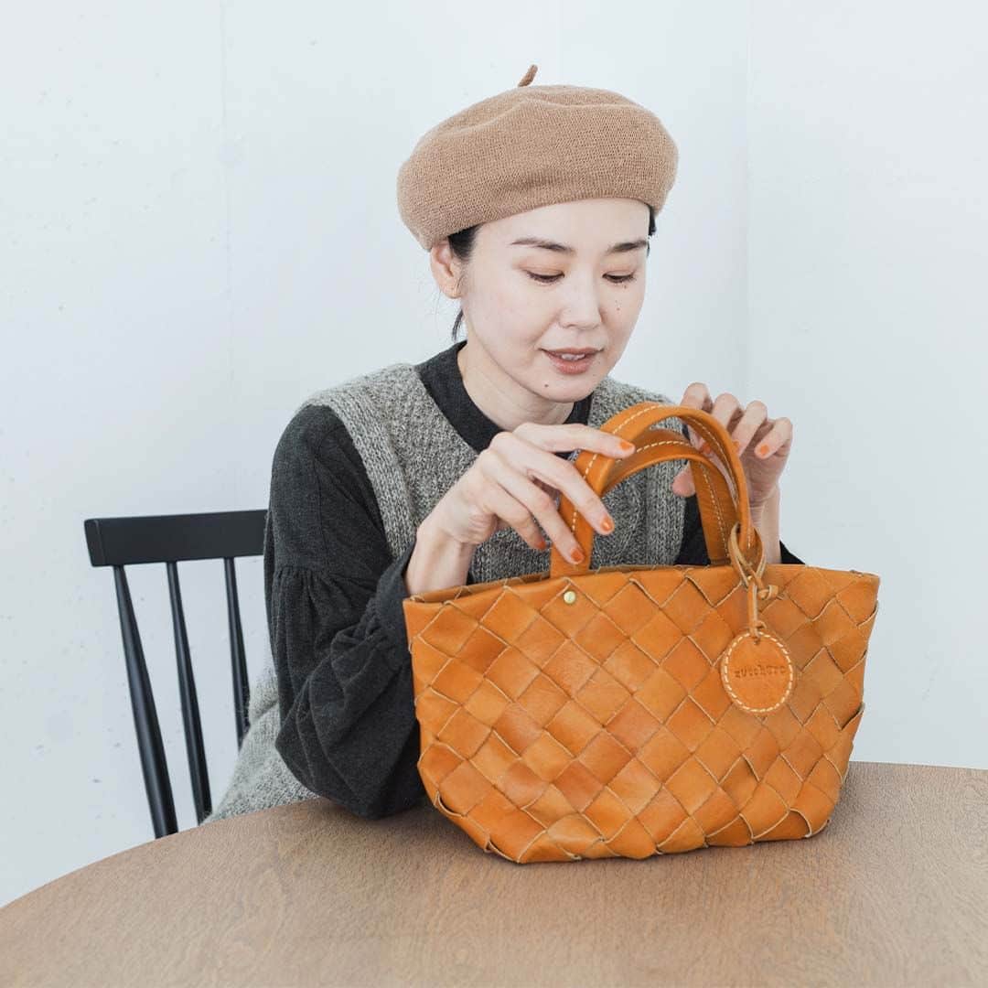 ナチュランのインスタグラム：「【 zucchero / ズッケロ 】慈しみ育てていく、私の愛用品。  ・  バスケットのように編み込まれた素材使いや、 ヌメ革の優しい風合いが人気の「zucchero / ズッケロ」。  ナチュラルな装いにぴったりなトートバッグやリュックに、 新作のスマホショルダーが入荷いたしました。  秋におすすめのコーディネートとともに詳しくご紹介いたします。  ----------------------------- 　zucchero / ズッケロ -----------------------------  ■斜めメッシュトートバッグ ￥13,200 [ 注文番号：SRI-2G72-4709-A ]  ■カウレザーフラップショルダーバッグ ￥11,550 [ 注文番号：SRI-2G04-725-A ]  ■カウレザーリュック ￥17,600 [ 注文番号：SRI-2G71-740-A ]  ■2WAYカウレザーワンショルダー ￥9,900 [ 注文番号：SRI-2G83-3705-A ]  -----------------------------  ▶️商品詳細やお買い物は写真のタグをタップ またはプロフィール（@natulan_official）から 「ナチュラン」のサイトにアクセスして 注文番号や商品名を検索してみてくださいね。  #lifewear #fashion #natulan #今日のコーデ #コーディネート #ファッション #ナチュラル #ナチュラン #日々の暮らし #暮らしを楽しむ #シンプルライフ #シンプルコーデ #大人女子 #大人カジュアルコーデ #革製品 #レザーバッグ #ショルダーバッグ #リュック #トートバッグ #ハンドメイドバッグ #ズッケロ #zucchero #natulan_official.」