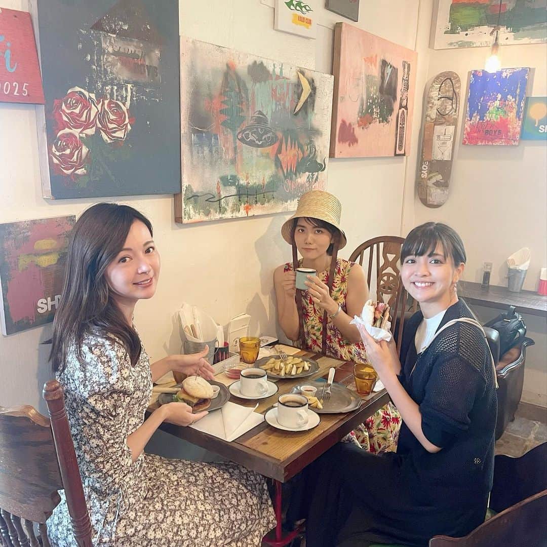 伊波紗友里のインスタグラム：「先日のお出かけin宜野湾  ブリコカフェ☞AKINAWAN 隣の建物ということもあり 定番コースになりつつあります。 @brico_cafe  @okinawa_0120_akinawan   美味しいハンバーガーを食べた後は 美しいアクセサリーに囲まれて過ごす 幸せな時間。  5枚目は新たにお迎えした ピアスとリング。 自宅のコレクションがどんどん増えております🤔」