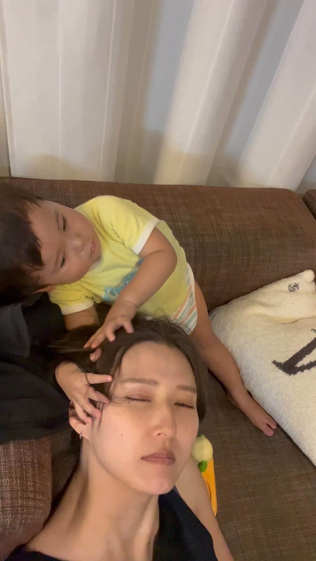 美優のインスタグラム：「いつかの息子と私☺️  気づくと私の髪の毛をモシャモシャしている息子👶 最近は人に見られるのは恥ずかしいようで 誤魔化したりする息子に成長を感じています🥰  誤魔化し方が可愛い〜😍😍😍  #男の子ママ　#1歳男の子」