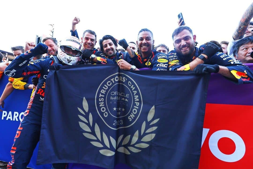 Honda 本田技研工業(株)のインスタグラム：「Oracle Red Bull Racing F1コンストラクターズチャンピオン獲得 🏆   日本GPでフェルスタッペン選手が優勝、Oracle Red Bull Racingがタイトルを獲得、連覇達成しました！  今シーズン、Oracle Red Bull RacingはイタリアGPにて2022年シーズンのアブダビGPから15連勝、 フェルスタッペン選手もマイアミGPから10連勝とF1史上最高記録を樹立しました👏   Hondaはチームパートナーとして全力でサポートを続けていきます。   #F1jp  #日本GP  #F1 #JapaneseGP」