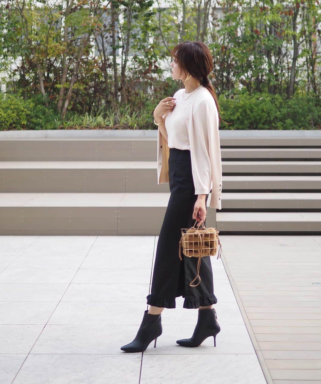 のインスタグラム：「#coordinate  いつもより女性らしく装いたい時 アンサンブルニットと タイトスカートに頼ります✨  裾のフリルデザインが 華やかな印象にもなるスカートで 脱定番に🙌  skirt  @nostalgia_jp @nostalgia_zozotown  ✔︎ZOZOで¥1,000クーポン実施中 knit  #zara shoes  #pellico  #nostalgiajp #ノスタルジア#noszozo #タイトスカート #きれいめコーデ #きれいめカジュアル #fashion」