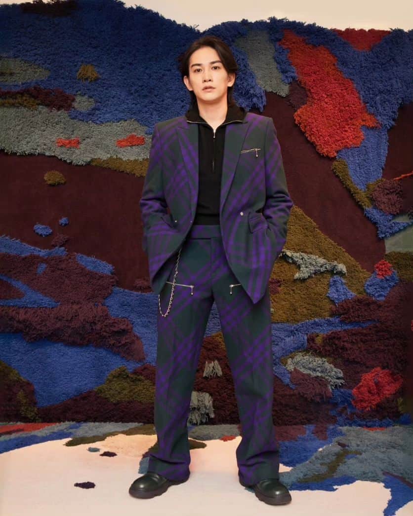 町田啓太のインスタグラム：「#Burberry @Burberry  Burberry バーバリー表参道が、 ダニエル・リー監修により 新しいフラッグシップストアとなって9/17にリニューアルオープン。  軽やかに伝統を感じさせつつアップデートされた店内を巡り、とても心地好かったです。」