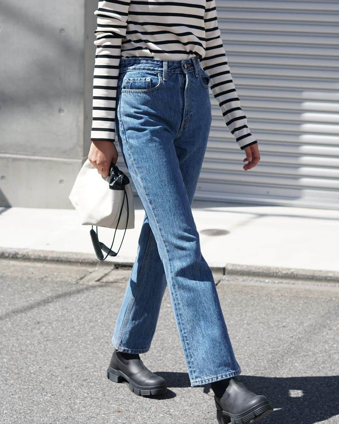 のインスタグラム：「JIL SANDER  背中のJIL SANDER+のロゴラベルが目を惹く一枚。 オーガニックコットンを使用したライトな質感で、これからの季節ニットに合わせても使えるアイテムです。  詳しくはオフィシャルサイト【ARKnets】にて。 ■商品や通信販売に関しまして ご不明な点がございましたらお気軽にお問い合わせください。 ----------------------------------- オフィシャルサイトの在庫と店頭在庫は共有しております。 商品に関しましては、お気軽にコメントや店舗までお問い合わせください。 ⬇︎⬇︎⬇︎ @ann_de_ark  @arknets_official  #fashion #栃木 #宇都宮 #ショップ #セレクトショップ　#arknets #anndeark #jilsander #ganni  -----------------------------------」
