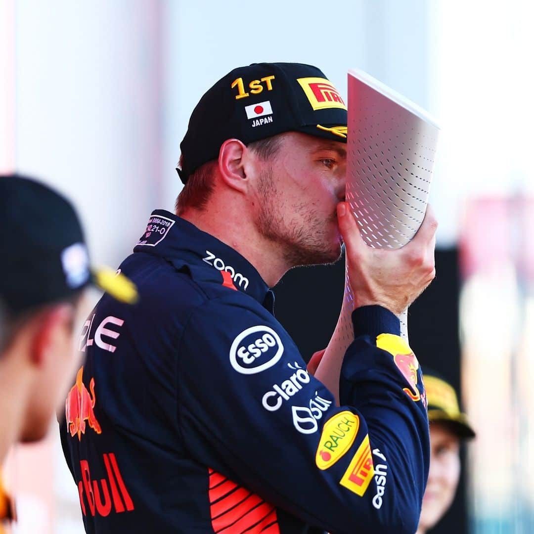 Lenovoのインスタグラム：「And the first person to kiss the world’s 1st trophy designed to be kissed is... @maxverstappen1! 🏆 💋   Find out how we upgraded @f1 tradition with technology at the link in our bio. #LenovoF1 #JapaneseGP」