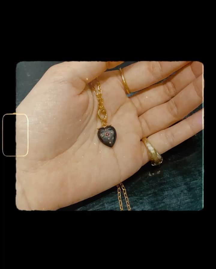 飯窪春菜のインスタグラム：「♏️  @vermillion_jewelry で即決した蠍座のチャームネックレス。 自分の星座っていうだけでこんなにお気に入りになるなんて！ 可愛くて日々付けています☺️  ホロスコープで太陽星座と月星座、そのほか金星は何座で火星は〜、って見てもらったのだけど、ホロスコープというものを知らなかったから新たな知見でした🪐 自分で調べてみても何が何やらで分からないので、ホロスコープは勉強が必要なのですね🥹  占いやMBTI診断、いろいろな自分を知る・分析するためのものがあるけど、そのどれもが楽しくて女子会ではきゃっきゃ話題に上がります😌 占いを信じて占いの言う通りに行動しよう！とまではいかないけど、日々のきゃっきゃする楽しい時間にはもってこいなんだよな〜🪄  何か“こんな占いも楽しいよ！”ってことがあったら教えてくださいな🫶🏻笑」