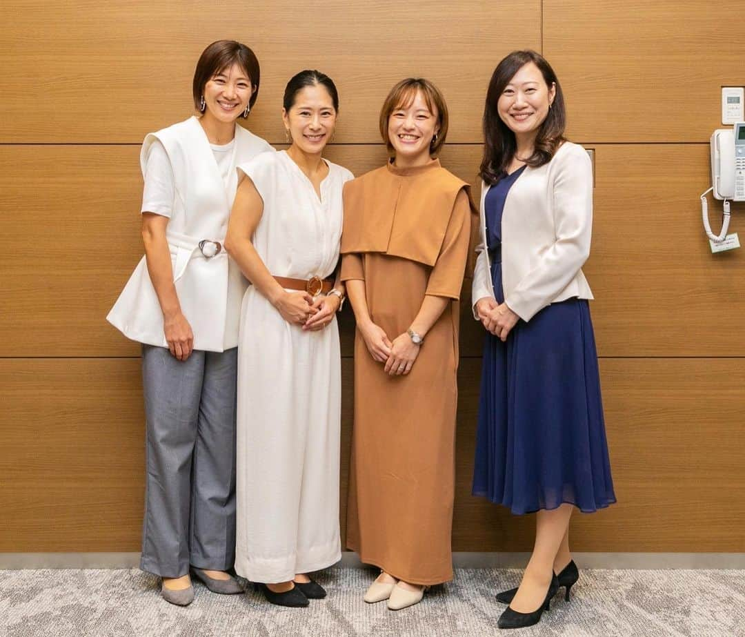 登坂絵莉のインスタグラム：「. 三井不動産株式会社x一般社団法人 Woman's Ways  「カラダと向き合う"Health Forum"」 〜みんなで学ぼう女性の健康〜  と題したセミナーに登壇させていただきました！  Woman's Ways 代表潮田玲子さんと副代表中川真依さん、そして日本体育大学教授須永美歌子先生に加え、私はWoman's Ways 賛同アスリートとして参加させていただきました🙏  女性の健康問題やキャリア選択、そして更年期について幅広く須永先生にご教授いただきながら、私たちも経験談をお話させていただきました🙇‍♀️  自分の経験にとどまらず、知識理解を深めることで周りの人に対する理解もより深まっていくものだと感じました😌  ありがとうございました🙏‼️💓  #womanswavs #三井不動産 #体と向き合うhealthForum」