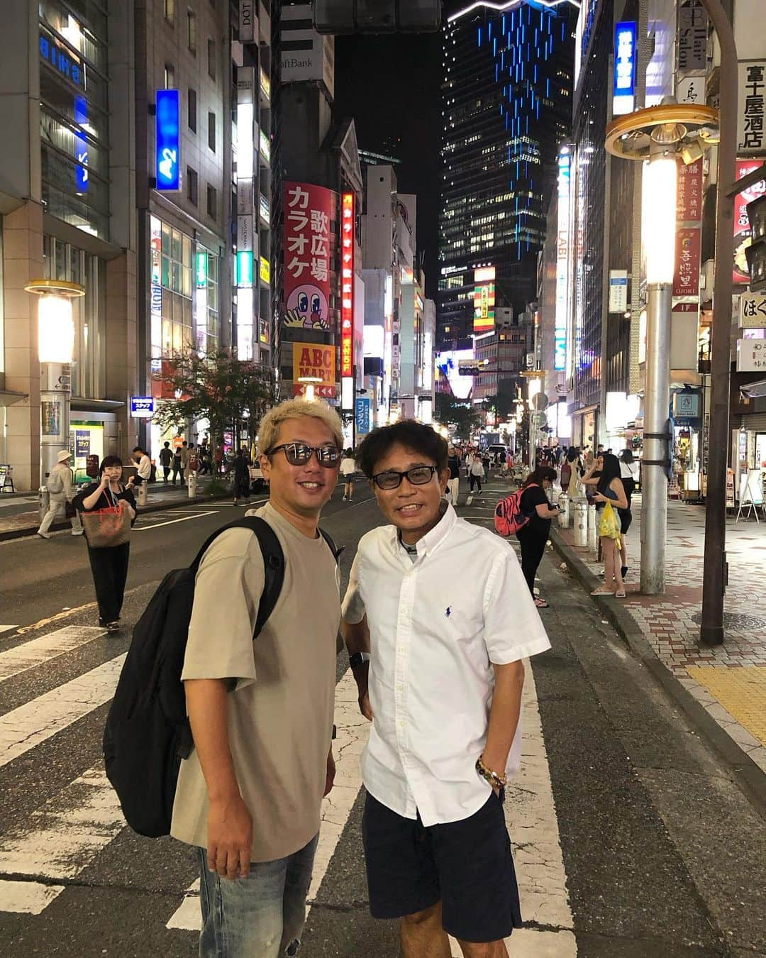 浜田雅功の旅日記のインスタグラム：「ある日の浜ちゃん😁 いのもっちゃんと渋谷の歩行者天国‼️  #mbsラジオ#ごぶごぶラジオ#ダウンタウン浜田#浜田雅功#ライセンス井本#どりあんず#くら寿司#akracing」