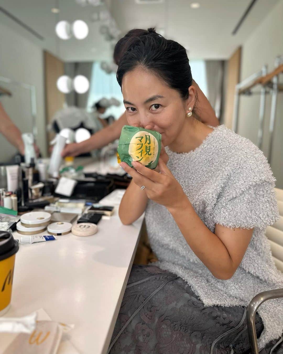 鈴木六夏のインスタグラム：「撮影の朝。 先日のライブで月見バーガーの話しをしていたのを覚えていて、買ってきてくれました✨✨🙌🏼🙌🏼　@sachi___414   え、ちょっと待って。 月見バーガーじゃなくマフィン？ え、朝マックだとマフィンになるってこと？初耳学😳  そしておいしっ。お初！」