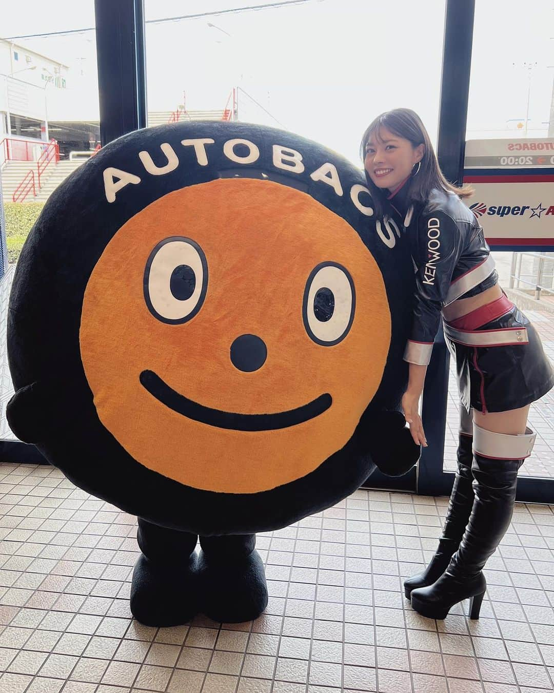 津田知美のインスタグラム：「#SUPERGT  SUPER GT experience サーキットに行こう！ 📍スーパーオートバックスかしわ沼南  2日間にわたるPRイベントに参加させていただきました！ お越しいただいたみなさま、ありがとうございました❤️🖤 1年ぶりのexperience、楽しかったなぁ。  そして、念願のタイヤくんと📷🤍 着ぐるみ大好きRQなので大喜び✌️  SUPER GT も残り2戦！ サーキットで1人でも多くのみなさまとお会いできるのを楽しみに生きて行きます🤲  #サーキットに行こう #スーパーGT」