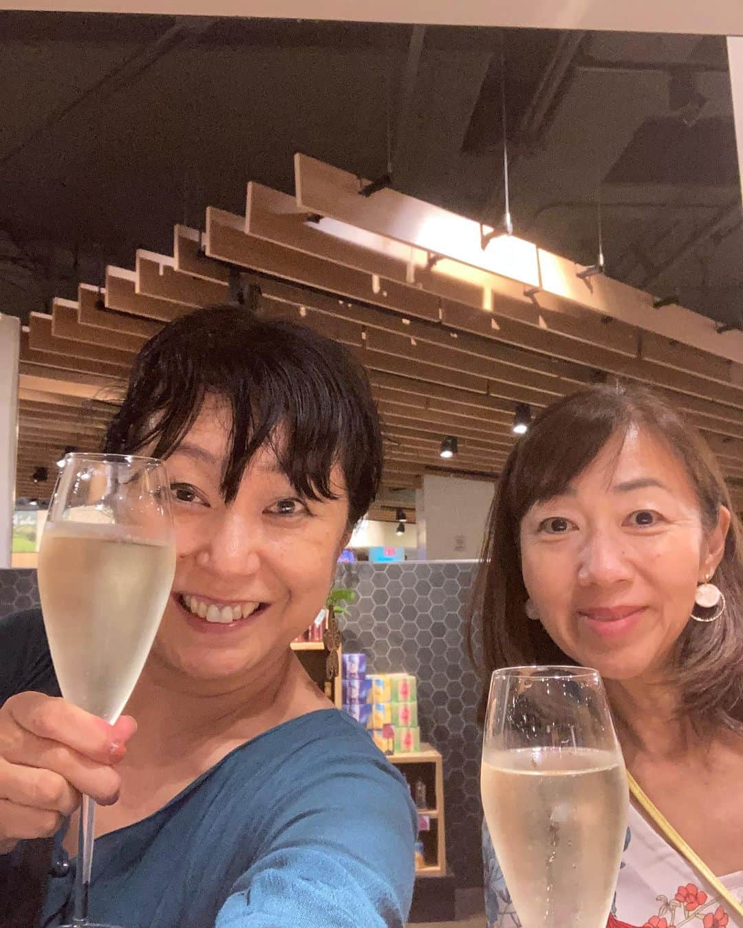 飯島寛子のインスタグラム：「Pau Hana Saturday  フードランドアラモアナファームス店内のThe Barは気軽にカクテルタイムを楽しめます。ショッピング最中にも立ち寄れる気軽さが嬉しいです。  おひとり様ハワイの方も大歓迎のカウンターです。お料理もウマウマダンス❤️  フードランドフードアンバサダーの寛子さんを呼び出し、引っ越し頑張っている自分達にかんぱーい❤️  大人の事情も沢山抱えているので、寛子さんについての質問はしばらく控えてね。どうぞ、よろしくお願いします。  #foodland #foodlandalamoana #foodlandhi #foodlandalamoanajp #フードランド #フードランドファームズ  #ひといき」