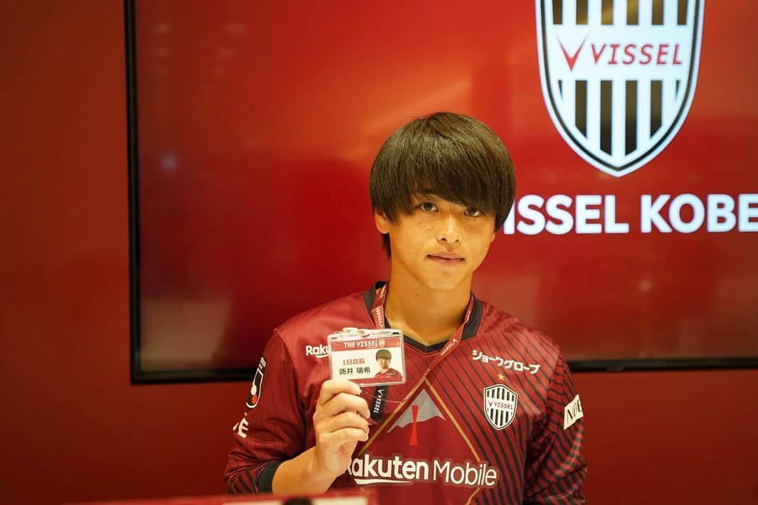 新井瑞樹のインスタグラム：「・ THE VISSEL 1日店長ありがとうございました！ 沢山の方々に来ていただき嬉しかったです！ #visselkobe」