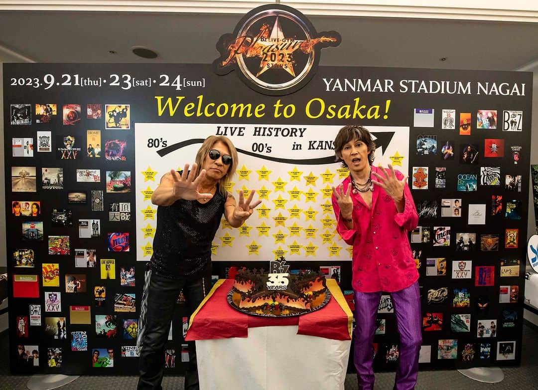 B’zのインスタグラム：「「6月17日の佐賀アリーナから始まった " STARS " も野を越え山を越え谷を越えて、今宵で千秋楽となりました。観に来てくださった全国の皆さん、本当にありがとうございました。心より感謝しています。WE LOVE YOU GUYS !! ENJOY THE FINAL " STARS " !!! TAK」  「拭いても拭いても汗が止まらない、そんな酷暑の日々を駆け抜けてきたツアーですが、嵐のデビュー記念日をすぎたら、なんだか急に秋の気配が漂い始めましたね。 最後の最後までいろいろな事がありましたが、今日の最終日、B'zの音楽がしっかり届くようにぶっ倒れる覚悟で、TAK、そして最高の仲間とステージに立ちます。何があってもこれが人生。 みなさん一緒に輝きまくろうではありませんか！We are all STARS. イナバ」  #Bz  #Bz35th  #Pleasure2023  #STARS」