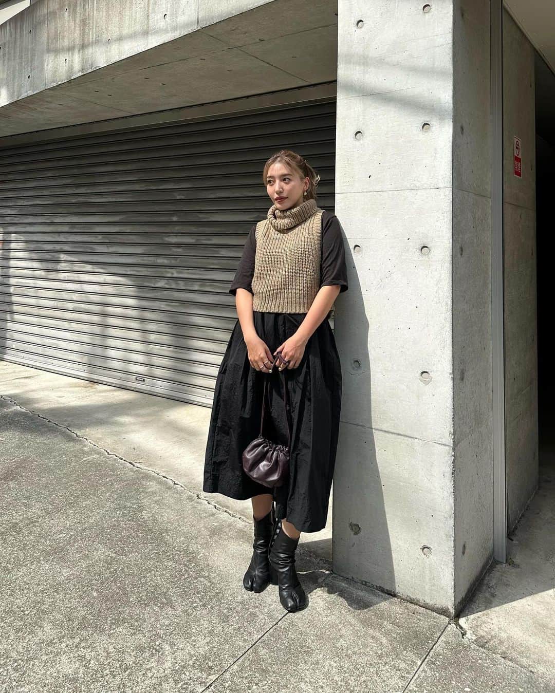 のインスタグラム：「安室ニットに フレアスカートでデートコーデ♡♡ 甘すぎにならないようにブラックでまとめた😙🖤  この日のメイクも秋意識🍂 赤茶でまとめてリップもこなれブラウンをチョイス💄 詳細は6枚目に載せました♡ 久々にメイクプロセス動画撮りたいな〜〜🥹  #よぴコーデ #cavezarosso #caveza_snap  #オフタートルニットベスト」