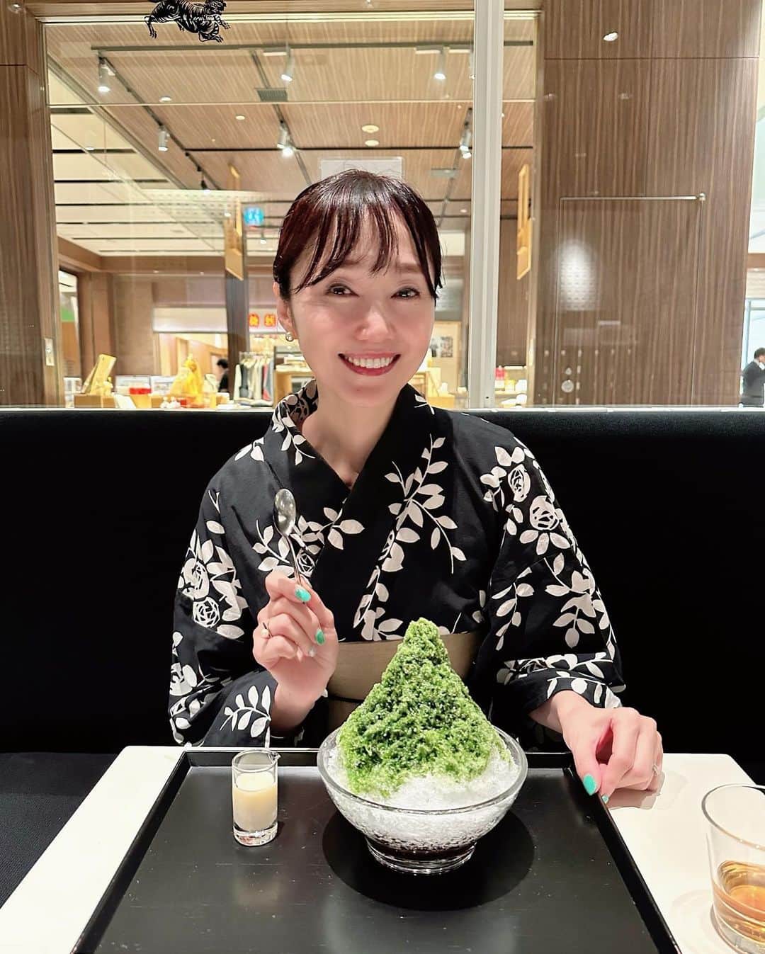 織香さんのインスタグラム写真 - (織香Instagram)「夏にサヨナラした日😘  「今年の夏は浴衣でかき氷食べたい🍧」 と思いながら9月になってしまって もうラストチャンス〜ってタイミングで念願叶った✨✨  虎屋の宇治金時かき氷が想像以上に美味しくて幸せ感じたわ〜😊 付き合ってくれたミホちゃんありがとう🫶  2人ともMaisonマエノリで買った 老舗のサンカツさんの浴衣👘  @maisonmaenori  @sankatsu_yukata   シックなので秋口まで着れます😊  #時差投稿 #浴衣#👘 #もう涼しくなってほしい #秋が好き#🍂 #虎屋#老舗 #抹茶宇治金時#かき氷 #🍧#9月いっぱいまで」9月24日 17時25分 - orikagram