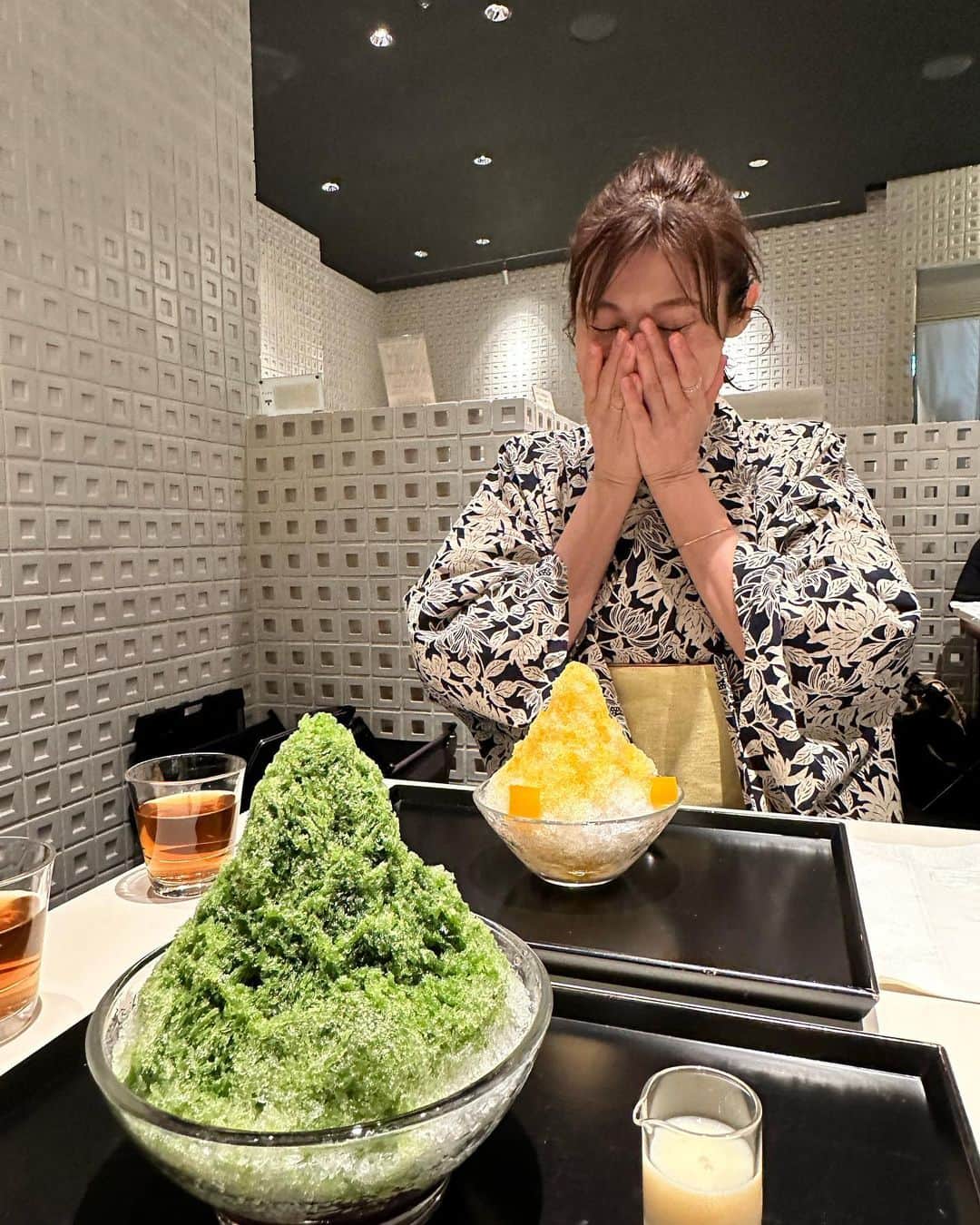 織香さんのインスタグラム写真 - (織香Instagram)「夏にサヨナラした日😘  「今年の夏は浴衣でかき氷食べたい🍧」 と思いながら9月になってしまって もうラストチャンス〜ってタイミングで念願叶った✨✨  虎屋の宇治金時かき氷が想像以上に美味しくて幸せ感じたわ〜😊 付き合ってくれたミホちゃんありがとう🫶  2人ともMaisonマエノリで買った 老舗のサンカツさんの浴衣👘  @maisonmaenori  @sankatsu_yukata   シックなので秋口まで着れます😊  #時差投稿 #浴衣#👘 #もう涼しくなってほしい #秋が好き#🍂 #虎屋#老舗 #抹茶宇治金時#かき氷 #🍧#9月いっぱいまで」9月24日 17時25分 - orikagram