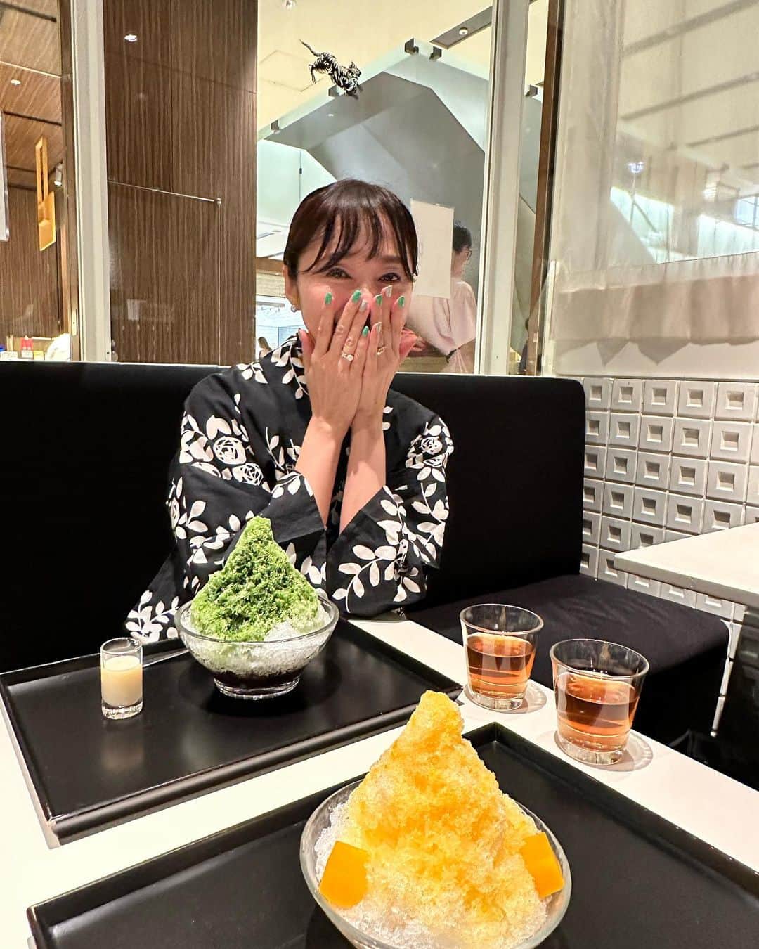 織香さんのインスタグラム写真 - (織香Instagram)「夏にサヨナラした日😘  「今年の夏は浴衣でかき氷食べたい🍧」 と思いながら9月になってしまって もうラストチャンス〜ってタイミングで念願叶った✨✨  虎屋の宇治金時かき氷が想像以上に美味しくて幸せ感じたわ〜😊 付き合ってくれたミホちゃんありがとう🫶  2人ともMaisonマエノリで買った 老舗のサンカツさんの浴衣👘  @maisonmaenori  @sankatsu_yukata   シックなので秋口まで着れます😊  #時差投稿 #浴衣#👘 #もう涼しくなってほしい #秋が好き#🍂 #虎屋#老舗 #抹茶宇治金時#かき氷 #🍧#9月いっぱいまで」9月24日 17時25分 - orikagram