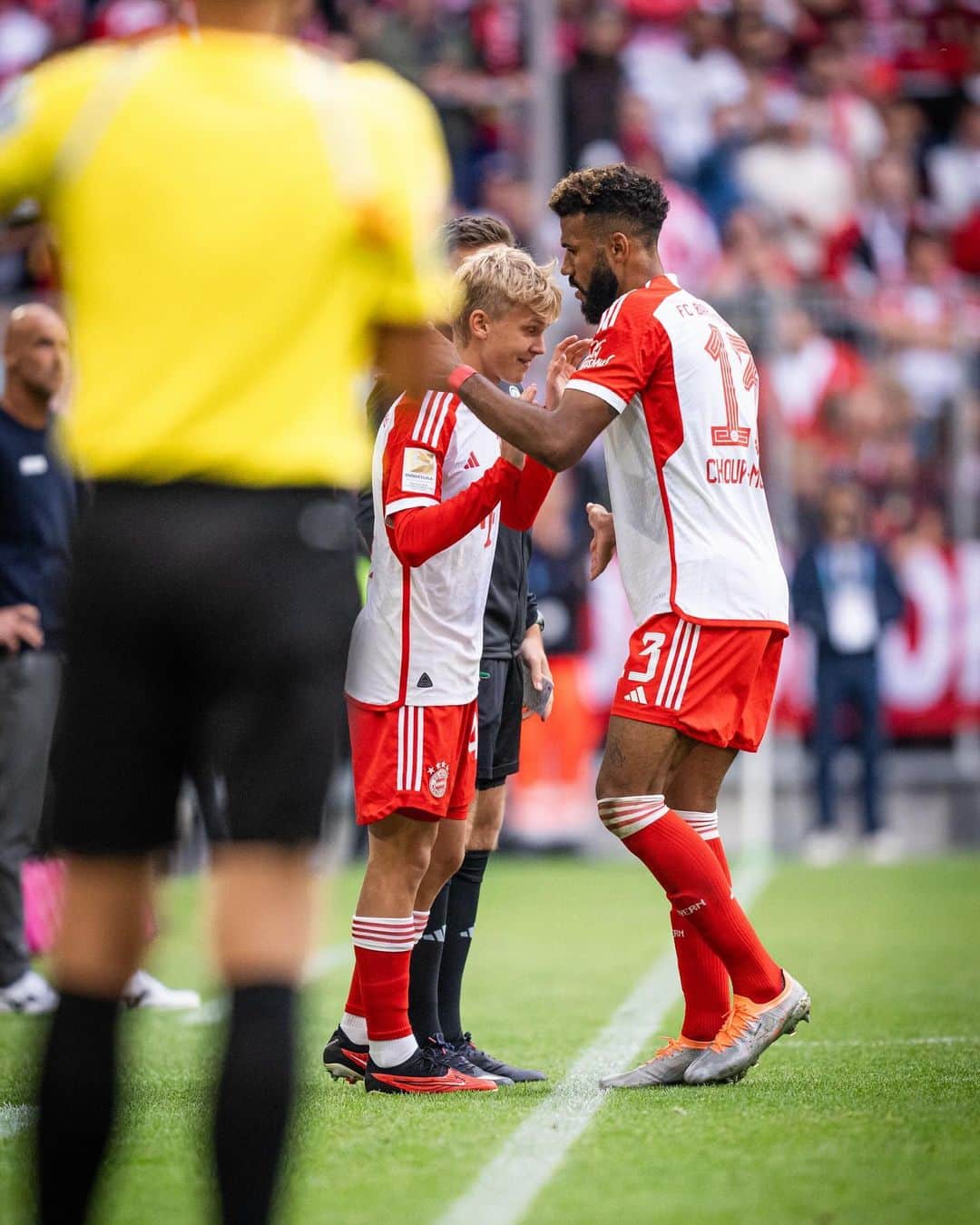 のインスタグラム：「✨ 𝑫𝑬𝑩𝑼𝑻 𝑩𝑶𝒀 ✨  Congrats on making your #Bundesliga debut, @franskraetzig03 🥰  #MiaSanMia #FCBayern」
