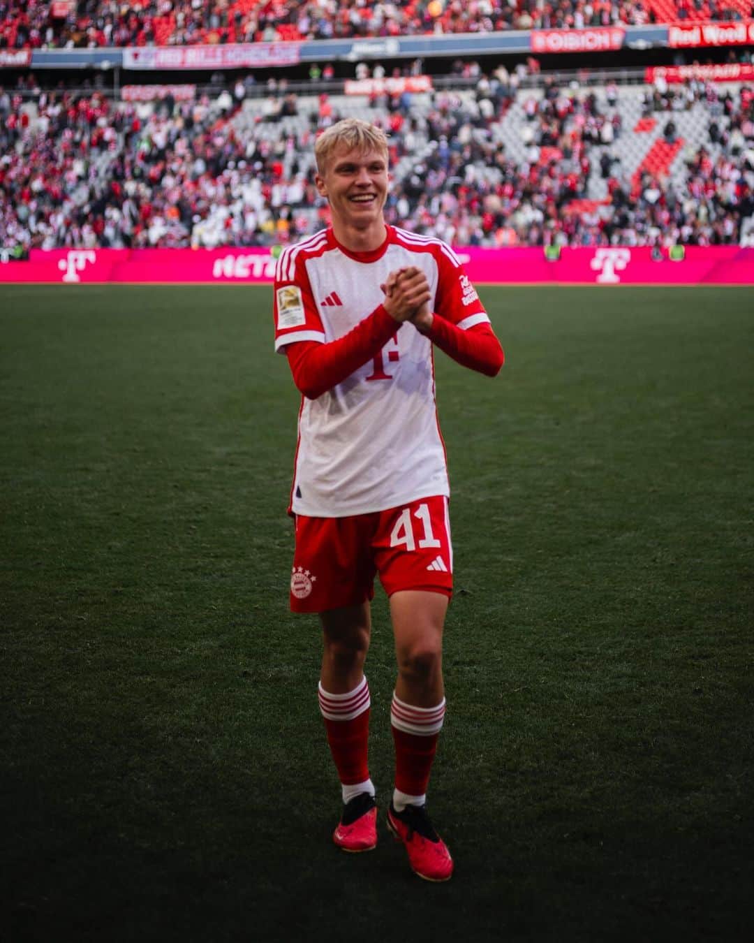 バイエルン・ミュンヘンさんのインスタグラム写真 - (バイエルン・ミュンヘンInstagram)「✨ 𝑫𝑬𝑩𝑼𝑻 𝑩𝑶𝒀 ✨  Congrats on making your #Bundesliga debut, @franskraetzig03 🥰  #MiaSanMia #FCBayern」9月24日 17時25分 - fcbayern