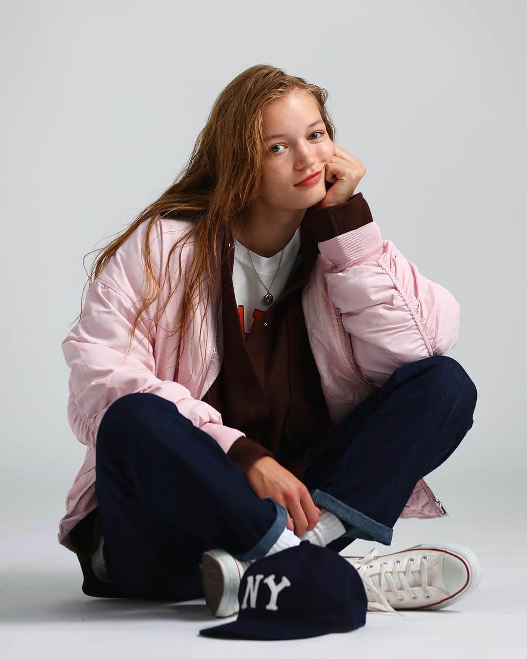 のインスタグラム：「. 女の子のためのチャーミングなMA-1、みつけた🔍🩷  男女問わず、秋冬の鉄板アウターとして人気のMA-1。メンズライクなアイテムだからこそ、デザイン次第では男の子っぽくなりすぎて上手に着こなせない…なんてことも。 《サラ＆ケイク》で見つけたギャザースリーブMA-1は、女の子が着てこそ可愛く着られる一枚。アイテム名の通り、袖に施されたギャザーデザインやゆったりと着られる丸みのあるシルエット、そして何より他にはないキュートなカラバリが魅力的♡  淡いライトピンクだけでなく、グレー、ベージュ、グリーンなど、キャッチーなカラーも展開されているから、ぜひチェックしてみて☑️  #saraandcake ・・・・・・・・・・・・・・・・・・・・・・・・・・・  #cluel #クルーエル #cluelmagazine #クルーエル女子 #fashion #ファッション好き #ファッション雑誌 #おしゃれ #グッドガール #秋コーデ #サラアンドケイク #MA1 #メンズアウター #ボーイッシュコーデ #ピンクコーデ #デニム #denim #秋アウター #ボーイッシュ女子 #シンプルが好き  こちらのアカウントもフォローしてね！ @cluel_homme @navys_magazine」