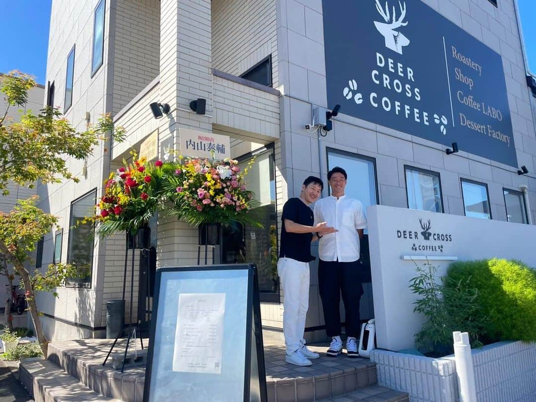 田上大地のインスタグラム：「今日からオープンした @deercrosscoffee  にお邪魔してきました。  コーヒーと米粉のチーズケーキが美味しかったです🙆‍♂️  グルテンフリーのスイーツが置いてある事が僕からしたら嬉しいです🍰笑  店内もとてもおしゃれで過ごしやすい空間でした！  これから沢山通います☕️  笹口にあるので、皆さんもぜひ👍  #新潟市 #新潟カフェ #グルテンフリースイーツ  #deercrosscoffee」