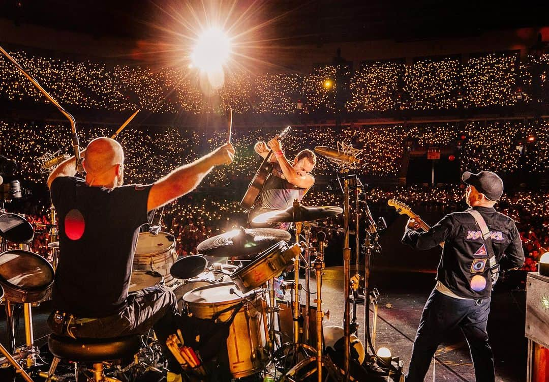 Coldplayのインスタグラム：「Thank you Vancouver ❤️🤍  Show #110  📷 @annaleemedia  #ColdplayVancouver #Coldplay #MusicOfTheSpheresWorldTour」