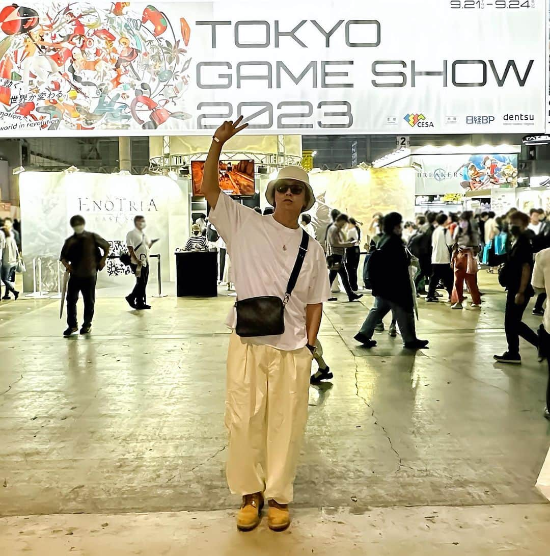 ko-daiのインスタグラム：「#東京ゲームショウ2023 🎮  ふらっと東京ゲームショーに遊びに行きました！！！  ゲーム好きで溢れる会場は圧巻で、色んなブースがあって、YouTubeのクリエイターラウンジにも行ってゲームしたりして、楽しい時間でした！！！人が多過ぎて人酔いしたわ😂  ちなみに、、、  「皆の好きなゲーム教えて🎮❓❓」  ちなみに俺は最近ヴァロラントに心を奪われております！！  #sonarpocket  #ソナーポケット #ソナポケ #東京ゲームショウ #tgs2023 #tgscl」