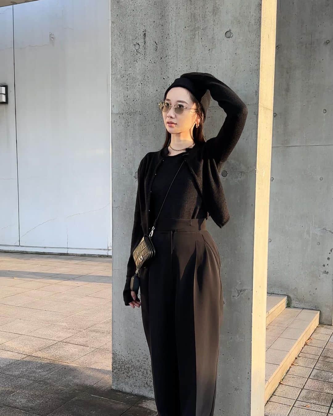 のインスタグラム：「着るのを楽しみにしていた melange two piece tops  昨日友人が可愛い着画を送ってくれてそろそろ着れるなぁと思い☺️ 品よく着れるので全身ブラックでもキツくならないし 首元のデザインが特徴的なのとサイズ、丈感ともに ほっこりしないのが可愛いです。 細身に見えますが二の腕ムチムチの私が着ても余裕があって 細く見えるのも好きです。  パンツもお気に入りすぎて毎日のように。」
