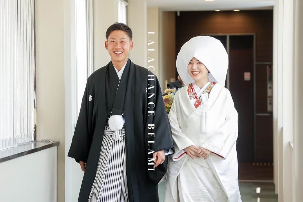 福井結婚式 福井結婚式場のインスタグラム：「・ 「2人の向かう先」  あなたならこの数分でどんな会話をしますか？？  幸せと緊張感に包まれた笑顔がとっても素敵なお二人です🌟  #ララシャンス  #lalachance  #福井結婚式場  #挙式 #チャペル挙式  #人前式  #挙式レポ  #和装  #和装ヘア  #和装結婚式  #和装婚」