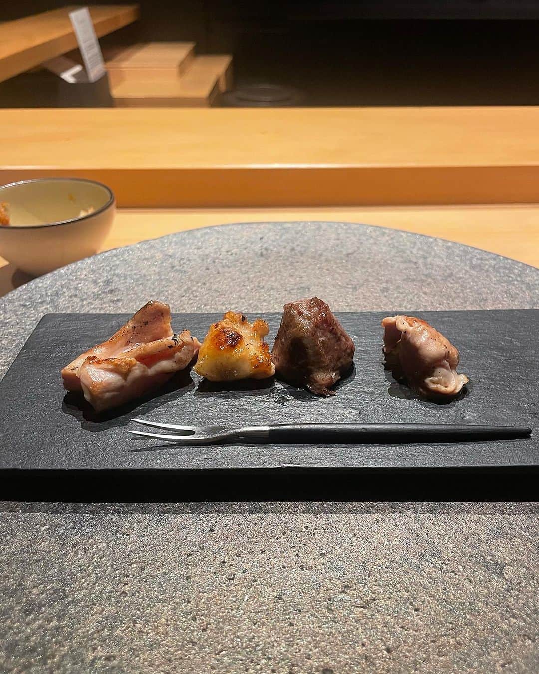関綾乃さんのインスタグラム写真 - (関綾乃Instagram)「SHIBU nishinakasu 行ってきたよ🧡 ・ ・ フレンチ✖︎焼鳥がコンセプトのお店✌️ ・ ・ 店内もご飯もおしゃれな演出が多くて女子が喜んじゃう感じだった🫶デートにおススメ🩷 ・ ・ 25種類の塩の中から好きな塩を選んだり、お箸のカラーも選べてお持ち帰りできるの☺️ ・ ・ フレンチで修行された方の焼鳥ってことで、フレンチも和食も一気に楽しめて、全て上品でめっちゃ美味しかったです❣️ ・ ・ お皿もどれも可愛かったから、映えました🥰 ・ ・ #shibu #shibunishinakasu #博多#福岡#天神#中洲 #福岡ごはん #福岡ご飯 #西中洲#西中洲ご飯#西中洲グルメ #西中洲ディナー  #福岡食べ歩き #美味しいお店 #福岡飲食店 #福岡カフェ #博多カフェ #福岡グルメ #博多グルメ #福岡ランチ #博多ランチ #福岡観光 #福岡旅行 #天神グルメ #fukuoka #hakata  #中洲グルメ#福岡インスタグラマー#福岡インフルエンサー」9月24日 17時34分 - ayano_1220