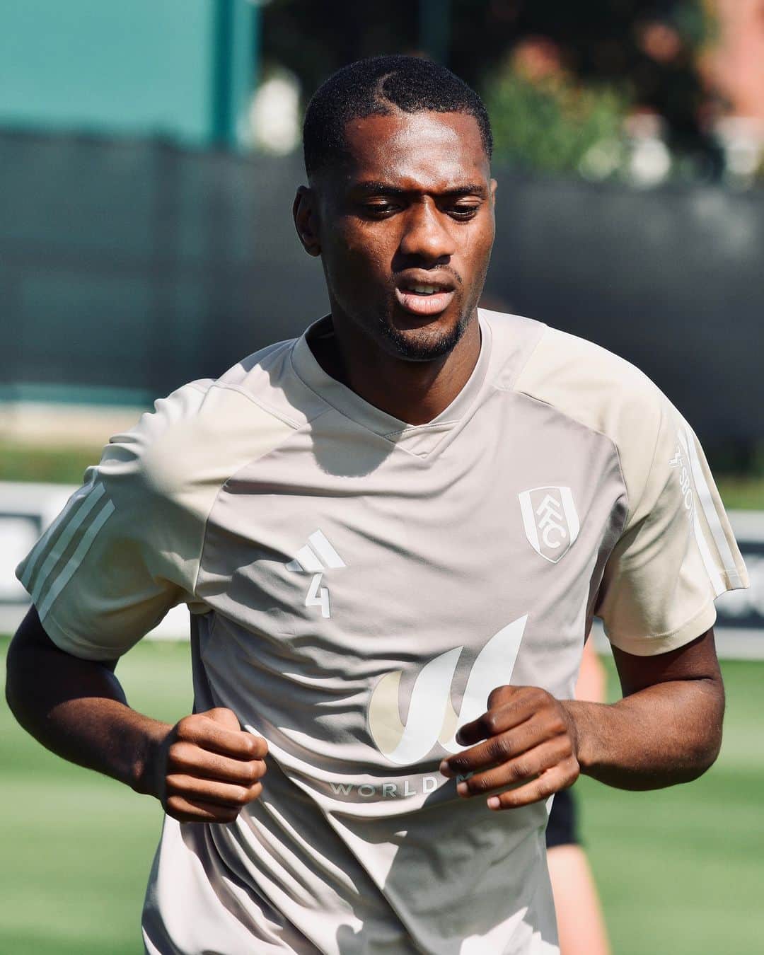 フラムFCのインスタグラム：「Wishing Tosin a happy birthday! 🗼」