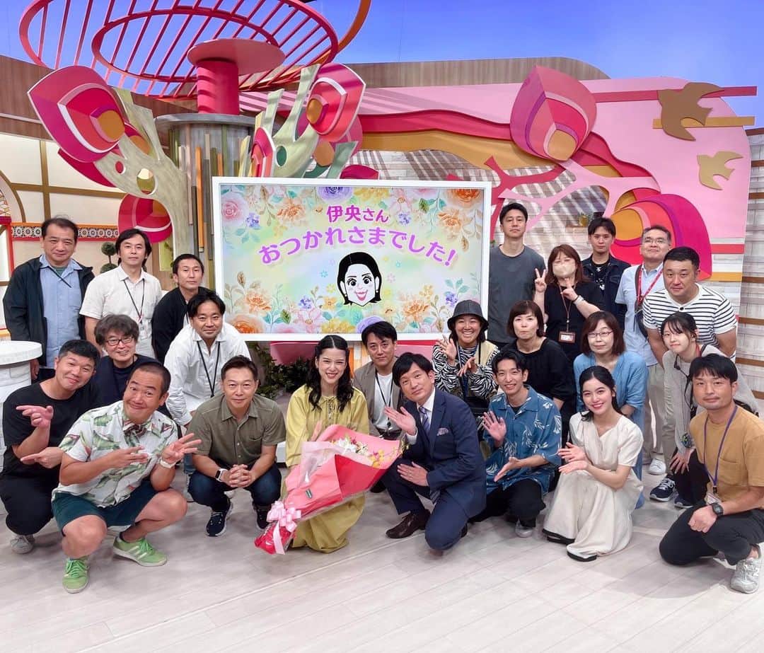 武田伊央のインスタグラム：「最後のサンデーウォッチ。 3年3ヶ月にわたり、本当にありがとうございました。  最後の最後まで実感がなかったのですが… 終わったときに沢山のスタッフさんの顔を見て、じわじわと込み上げるものが🥺  母になり、逞しくなって 現場に戻ってきたいと思いました！！  来週から、番組は少しリニューアルし 入社一年目の橋本由紀アナがMCを務めます✨  柔らかいものごしですが、 芯がしっかりとしているRKBのホープです😁！  どうぞこれからもサンデーウォッチを どうぞ宜しくお願い致します。」