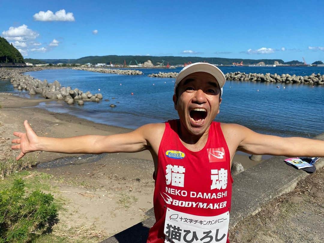 のインスタグラム：「久慈あまちゃんマラソン大会  コロナあけ、久しぶりのあまちゃんマラソン。  天候も気候も良く走りやすかった！  まさにマラソン日和。  そして景色と人が本当に良い大会！  みんな笑顔で声かけてくれて楽しかった。  ありがとうニャー  終わった後の久慈名物　まめぶ　も最高！  この大会は本当におススメの大会！  また必ず走りたい。  参加ランナーの方、応援してくれた方、スタッフさん、名司会のアンダーエイジさん、久慈出身のゲストランナー中村拳梧さん、ありがとうございました。ニャー  #あまちゃんマラソン大会  #なんとなくマラソンあるある #くだRUN #ハーフマラソン  #ランニング #フルマラソン #ジョギング #マラソン #ランニングウェア #ランニングスタイル #ランニング男子　#マラソン好きと繋がりたい #ランニング好きな人と繋がりたい　#ランナーさんと繋がりたい #猫ひろし #芸人 #ランニャー #カンボジア #ハシリマシタグラム #ランスタグラム中年の部 #ハイテクタウン #DEUX #もみじはりきゅう整骨院  #ワハハ本舗 #マッスルテック #エクステンド #ボディメーカー #Polar #ランニャーソックス」