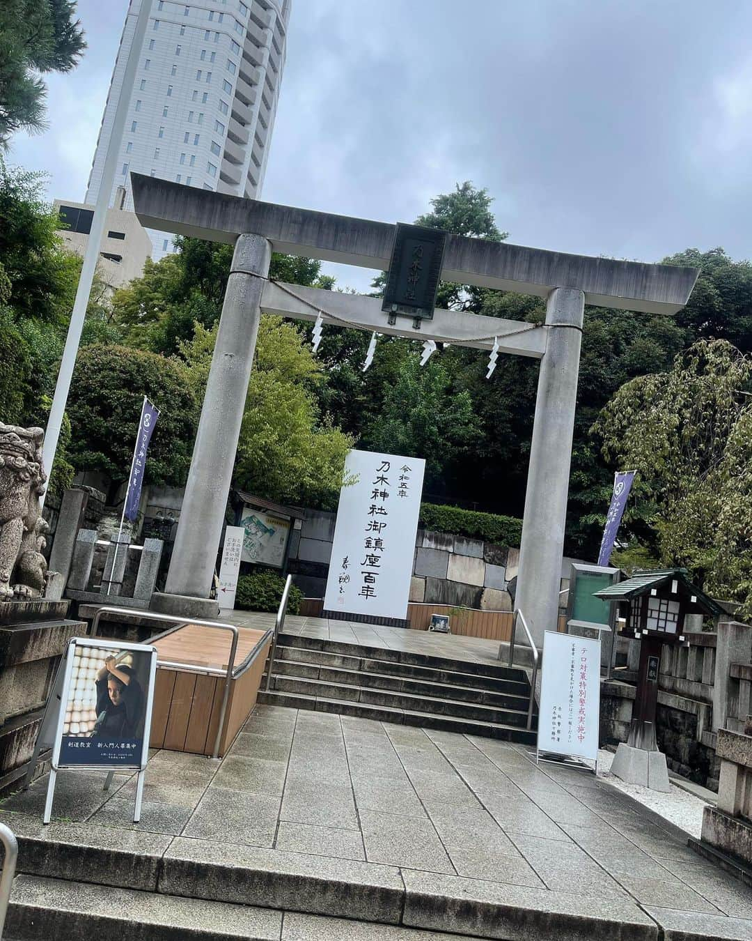 植田麻友美さんのインスタグラム写真 - (植田麻友美Instagram)「乃木坂にある  乃木神社さんへ⛩  御祭神は  乃木希典命（のぎまれすけのみこと） 奥様の静子命（しずこのみこと）  乃木希典命こと乃木将軍は日露戦争での功績から 「勝利の神様」として 奥様の 静子命は 内助の功を尽くした姿から 「日本の女性の守り神」として  そして夫婦で祀られることもあって 「縁結びの神様👼🍀❤️」 として有名なんだって❤️  近くには結婚式場もあって お部屋もお衣装もとても素敵で🌸 ここで結婚式が出来るって凄く幸せなんだろうなぁー🤭 ってワクワクしちゃった😍  特に 「よりそひ守り」 が可愛くて❤️❤️ 是非、恋人同士、夫婦で持ってもらいたい🍀 お互いを守る そして お互いがそばにいなくても 2人を繋ぐ証として🌸  空気もロケーションも最高で素敵な⛩さんでした❤️ #乃木神社 #乃木将軍 #よりそひ守り #神社巡りが好き」9月24日 17時44分 - ue_mayutaro