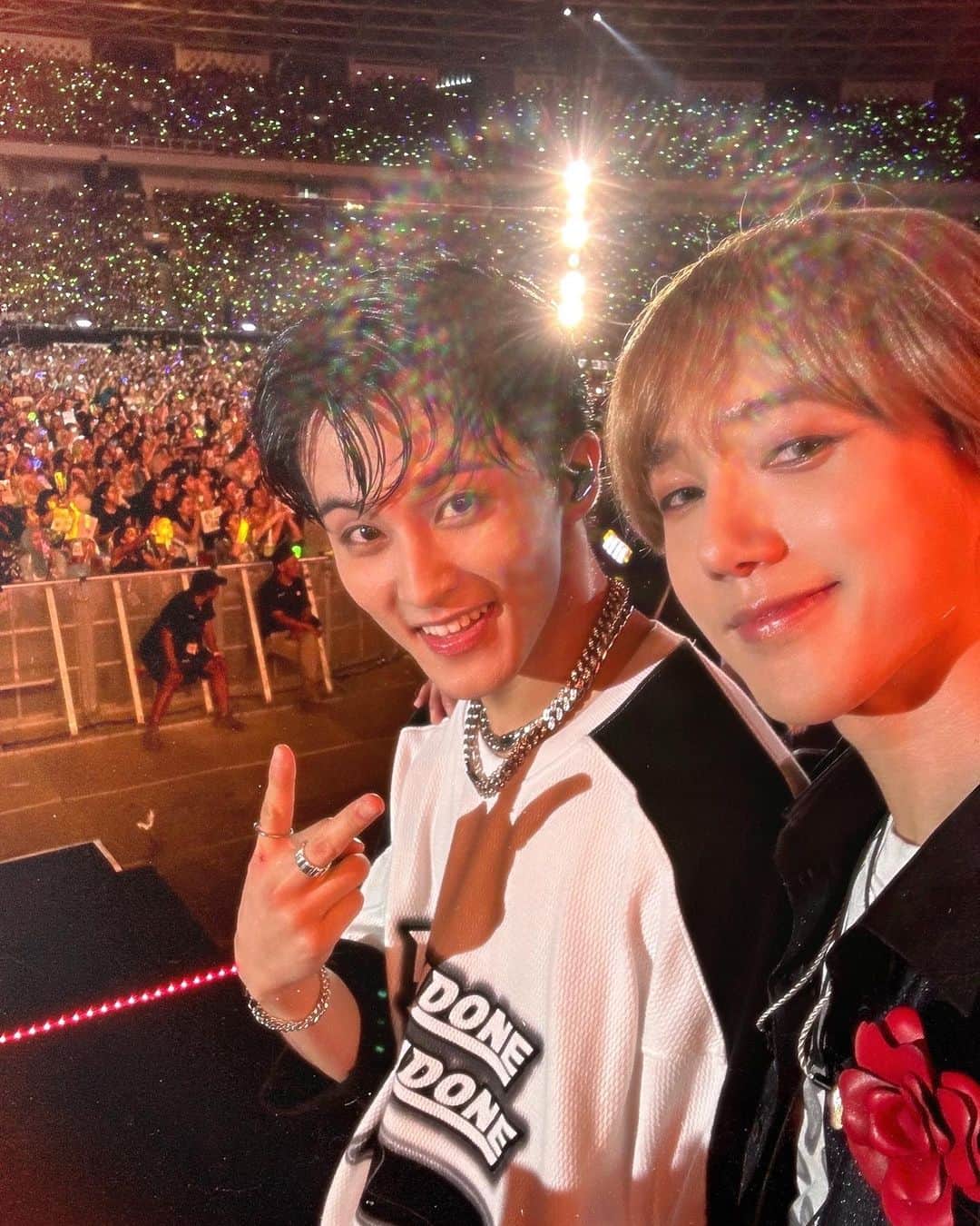 イェソンのインスタグラム：「Di tengah teriknya hari dan para penggemar yang bersemangat ~~ with nct brothers 😉」