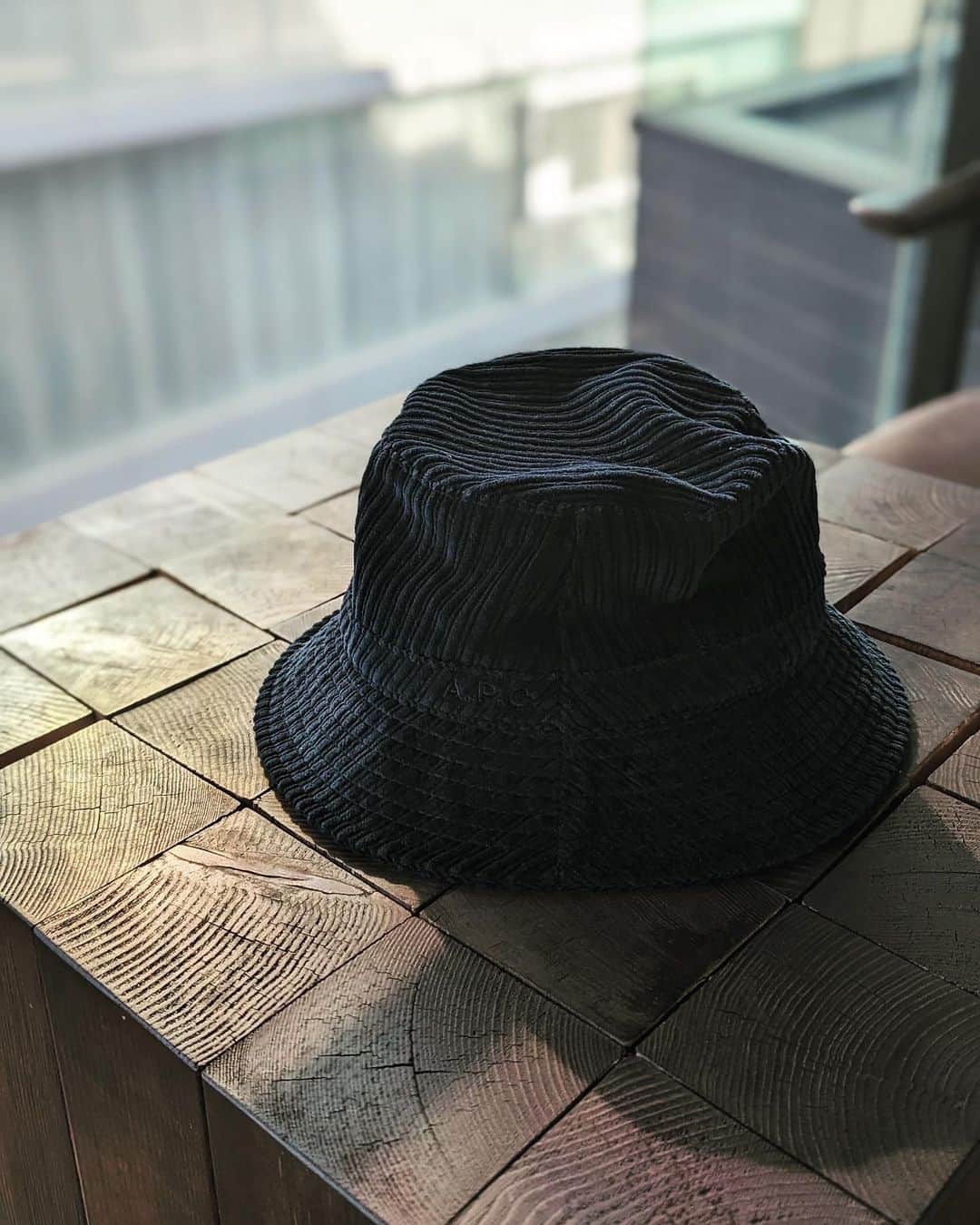 前田紀至子さんのインスタグラム写真 - (前田紀至子Instagram)「自分の帽子史上一番盛れる気がするバケハ。SSENSEでなんとなくポチったら当たりだった回。  やっと少し涼しくなりましたね、待ち侘びている秋の到来。すぐにでもライトアウターが着たい。  📷 @wacchime   #apc#zara#blanciris#lah#ブランイリス」9月24日 17時38分 - ki45m