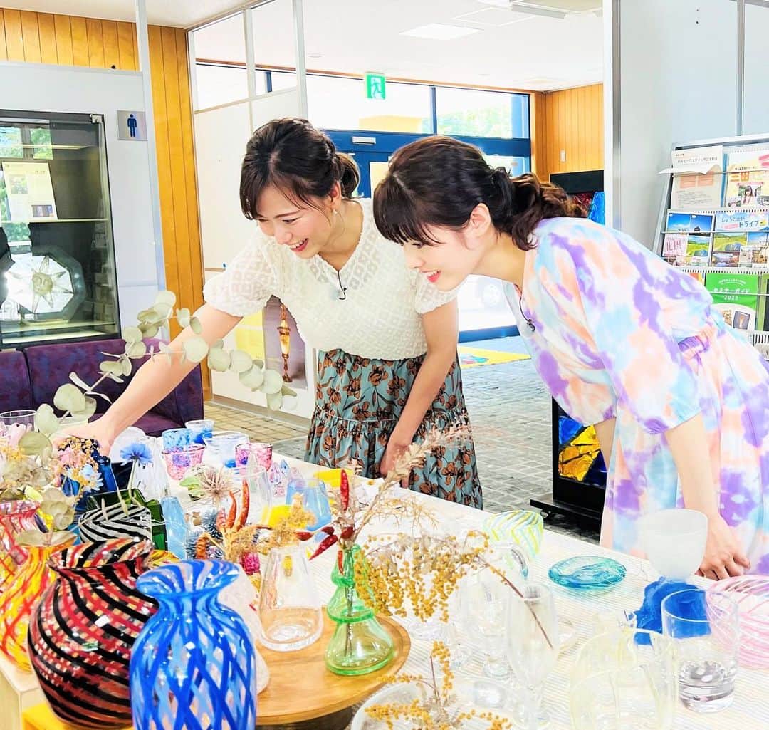 谷尻萌さんのインスタグラム写真 - (谷尻萌Instagram)「こんばんは^ ^ どんな日曜日をお過ごしですか？🍀  今日9/24(日)20時56分～放送📺 ABCテレビ（関西６チャンネル）  ”姫路にあるもう一つのお城”を目指して🚙  ”ガラス工芸館”に寄り道してきましたよ♪  真美さんの笑顔が 可愛すぎてきゅんきゅんしました😍  放送をお楽しみに～🤗💗  TVerなどでもチェックしてみて下さい♪  #ABCテレビ #ほな行こCar #斎藤真美　さん #三田 #三田市ガラス工芸館  #バーナーワーク体験 #NEXCO西日本」9月24日 17時38分 - tanijiri_moe