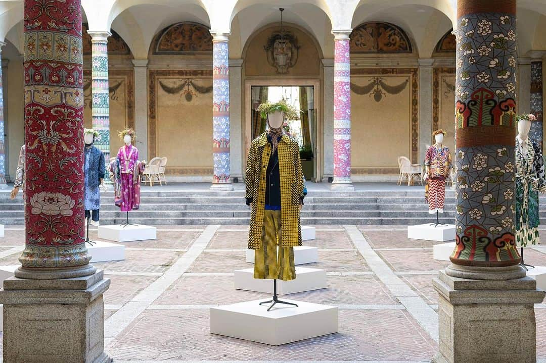 Pierre-Louis Masciaさんのインスタグラム写真 - (Pierre-Louis MasciaInstagram)「|| Milano Fashion Week || Pierre-Louis Mascia presents Voyage autour de mon Jardin today at Palazzo Isimbardi, Milan.  The new Spring Summer 2024 collection is showcased in a dreamlike dimension represented as works of art among the columns of the portico, covered for the occasion with precious archive fabrics that recall ancient Chinese floral prints realised by @achillepinto.  Special thanks to @bonacina1889 , Italian design excellence, that participates with a selection of exclusive products from their collection.  @eplusestudio @cvcommunications @pascalelandot @showroompoint @showroom_ioime @apropostudionyc @klauser_ @northsix」9月24日 17時40分 - pierrelouismascia