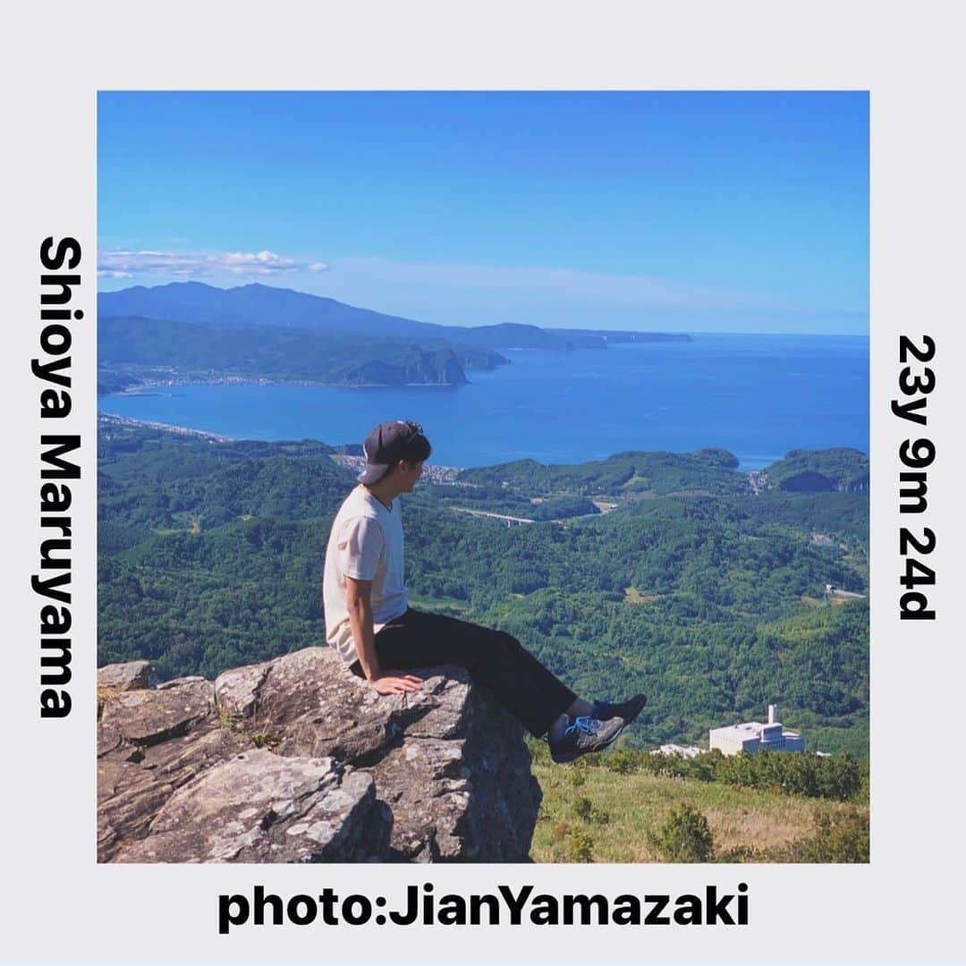 岡田和樹のインスタグラム：「登山をしてきました⛰ 小樽や余市の街並みも見えて 良いリフレッシュになりました。  足をぶらぶらしながら とってもビビっております。  #アナ撮  #北海道  #登山  #山  #トレッキング  #塩谷丸山  #北海道登山  #小樽  #余市  #崖 #絶景  #海  #mountain  #hokkaido」