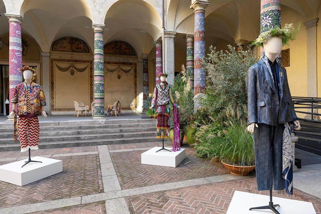 Pierre-Louis Masciaのインスタグラム：「|| Milano Fashion Week || Pierre-Louis Mascia presents Voyage autour de mon Jardin today at Palazzo Isimbardi, Milan.  The new Spring Summer 2024 collection is showcased in a dreamlike dimension represented as works of art among the columns of the portico, covered for the occasion with precious archive fabrics that recall ancient Chinese floral prints realised by @achillepinto.  Special thanks to @bonacina1889 , Italian design excellence, that participates with a selection of exclusive products from their collection.  @eplusestudio @cvcommunications @pascalelandot @showroompoint @showroom_ioime @apropostudionyc @klauser_ @northsix」