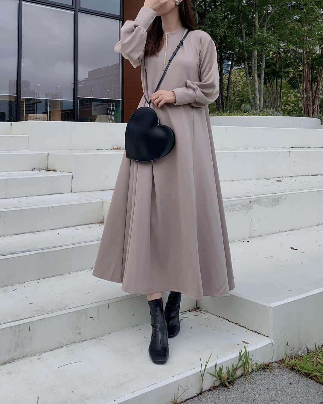 のインスタグラム：「. GeeRAの前後2WAYハーフジップワンピース🤍 @geera__official  前後2wayで着れちゃうワンピ👗 ハーフジップのデザインが可愛い💕 女性らしいフィット＆フレアーシルエットがお気に入り😊  今ならタイムセールでお得になってるから チェックしてみてね！  商品番号🔍208100 . . . #GeeRA #geera_ootd #ジーラ  #ママコーデ #ママファッション #高見えコーデ #プチプラ高見えコーデ  #きれいめカジュアル #きれいめコーデ #キレイめコーデ #大人カジュアル #カジュアルコーデ #カジュアルファッション #きれいめカジュアル #キレイめカジュアル #プチプラコーデ #モノトーンコーデ  #mamagirl #locari #partegram」