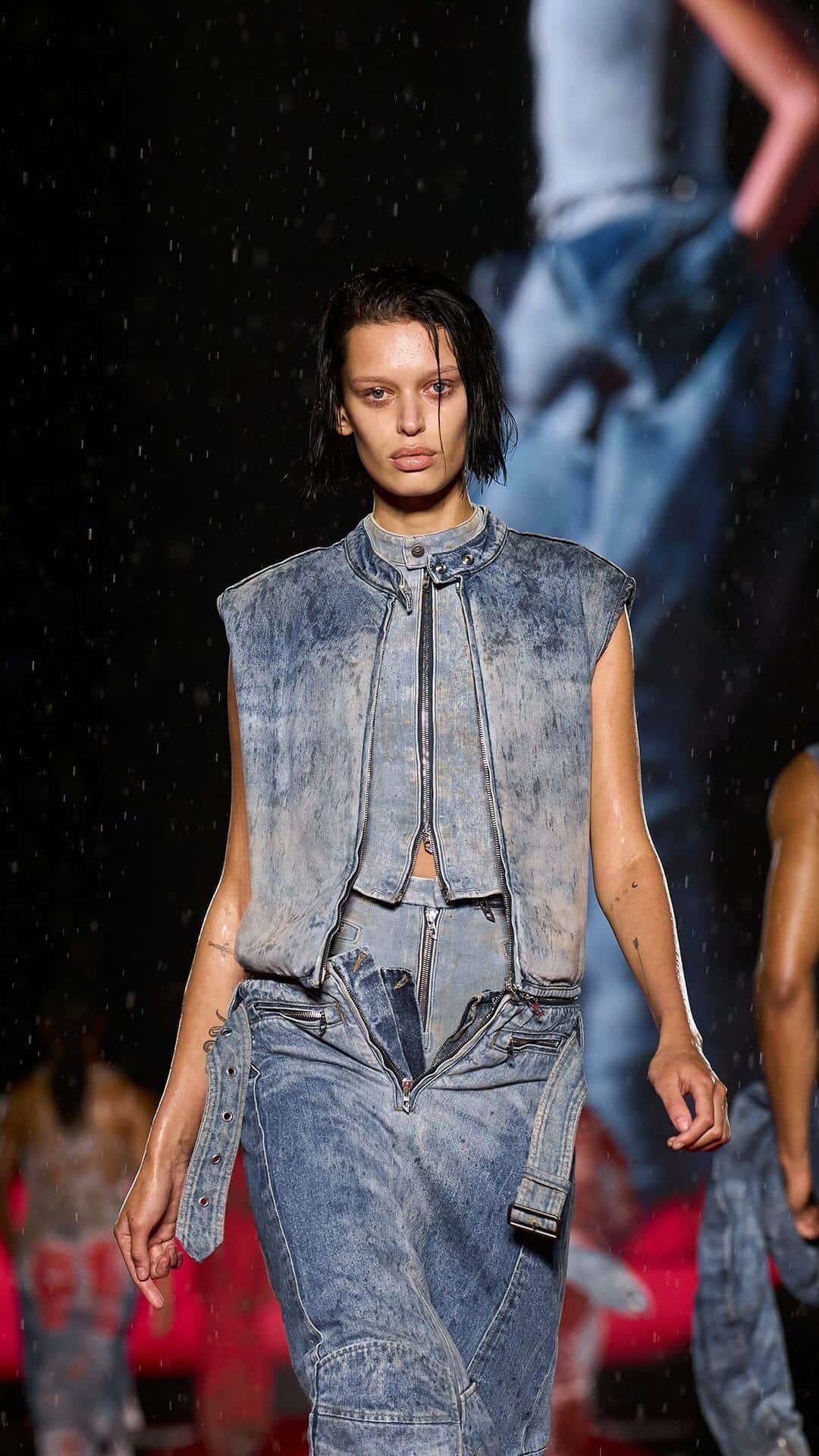 ディーゼルのインスタグラム：「Beyond your wettest dreams.   @glennmartens reimagines Women’s Denim designed for sex, freedom, indulgence and fun for the #DieselSS24 Runway Show. Applying couture-level techniques to denim — the uniform of the everyday — creates a wardrobe for the ultimate party. New styles include devoré denim jeans, burnt out mini dresses, bonded denim and shredded indigo jacquard knits that look like artfully destroyed jeans.    Discover all the looks at the link in bio.   #ForSuccessfulLiving」
