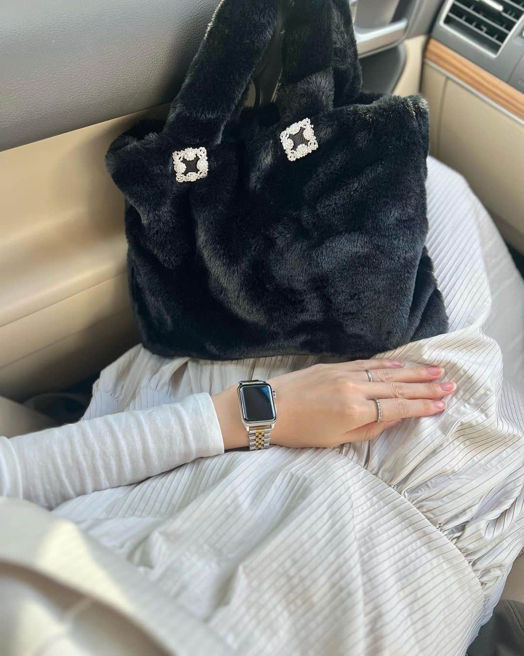井上麻衣のインスタグラム：「少しずつ涼しくなって小物に秋冬を、、、🍂  娘から可愛いーっ❤️私も欲しいと絶賛されたファーバッグ  👜 @minekobe.acce  💍 @minekobe.acce  👗 @emmi.jp  👒 @newerajapan  . . . . #mama#outfit#fashion #ママコーデ#ファッション#ママファッション #秋冬コーデ#4児の母#4児のママ #関西ママ#秋冬小物#30代ファッション  #30代コーデ#シンプルコーデ#長身女子」