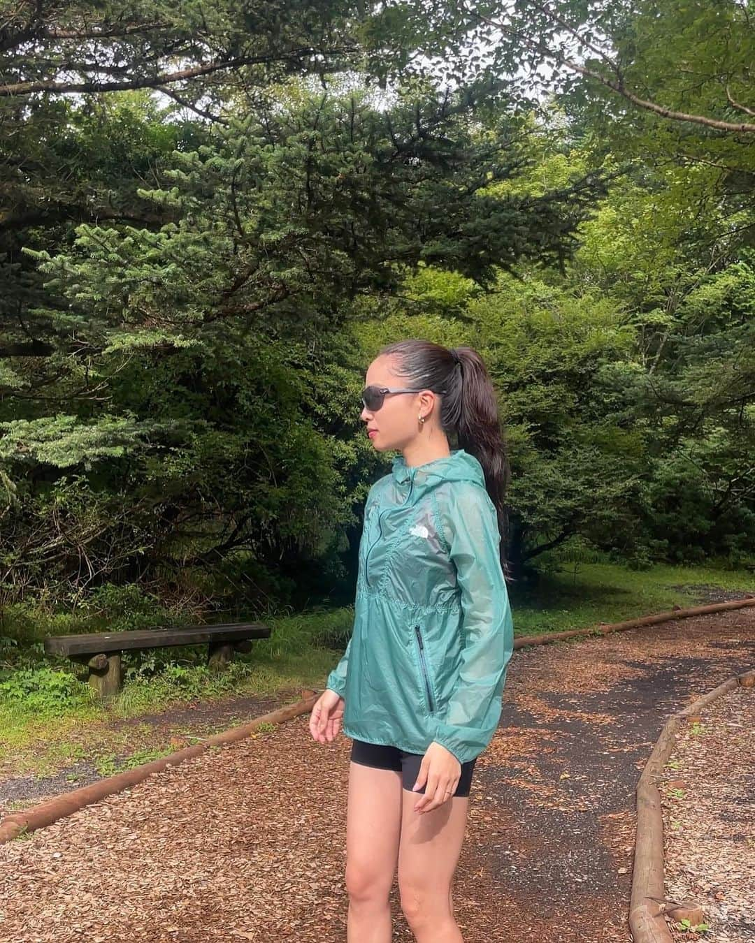 福内櫻子のインスタグラム：「裾野市にある有名な水ヶ塚公園クロスカントリーコース行ってきた🏃‍♀️✨  標高約1,450メートル、夏の平均気温は20度以下！ 私が行った時も涼しくて走りやすかったぁー！ ウッドチップがコースの全てに敷かれて整備されていて、ほど良いクッション感で怪我防止にすごくよさそう。整備されてないクロカンコース走って、捻挫したこと何回もあるもんなぁ。。 裾野市の皆さんが手作業でぜーんぶ撒いてくれたんだって！🥹🫰 ふかふかだった！💓  実業団や有名な大学もよくトレーニングに使っているそうです✨  次に行ったのは、 春になると梅でいっぱいになる梅の里遊歩道・クロスカントリーコース。  土砂降りの雨でほぼ走れなかったけど雨を楽しみました笑 こちらは絶妙なにアップダウンがあり良いトレーニングになるね🔥  最後は、たくさん濡れたので 近くの温泉で汗流して🧖🏼‍♀️大好きなコーヒー牛乳飲んでクロカンコースの旅はフィニッシュ🫰 足湯からみえる富士山はこの日は見えませんでした🗻 最後は畳で寛いだ写真  良いトレーニング環境を提供したい！という裾野市の想いが伝わって、スポーツをやってきた私にとって嬉しかったなぁ。  全ての施設が近くて車で簡単に移動できる距離なので便利です！ぜひ合宿に使ってね！🙂✨  #裾野市　#富士山　#クロカン　#クロカンコース　#富士山　#ランニング」