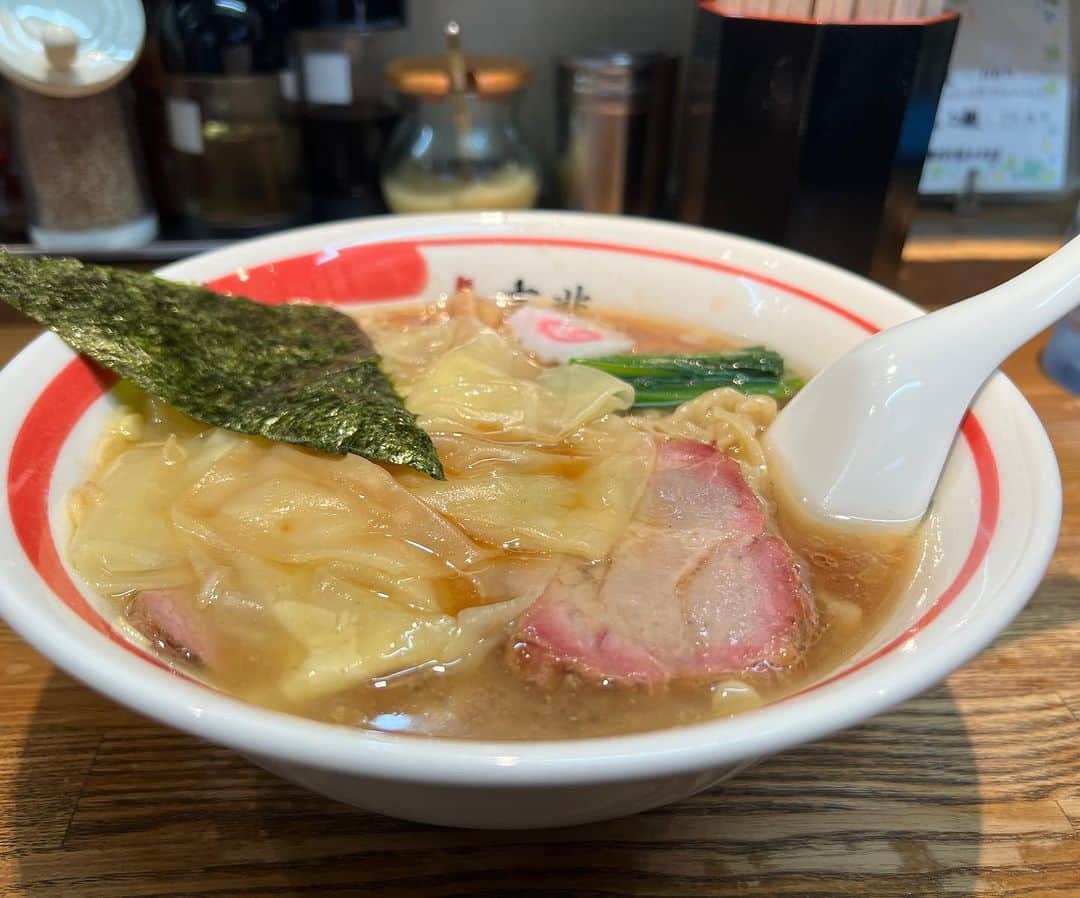 本谷亜紀のインスタグラム：「ほんとに久々の吉兆🍜 店主さんは白河ラーメンの超人気店「とら食堂」の流れを汲む横浜の「白河中華そば」出身です😊 ㅤㅤㅤㅤㅤㅤㅤㅤㅤㅤㅤㅤㅤ オープン25分前に並んだけど、既に数名並んでて大人気店を再認識。ここにきたらワンタンを食べたくなる🙏 ㅤㅤㅤㅤㅤㅤㅤㅤㅤㅤㅤㅤㅤ ぷるぷるの多加水麺おいしすぎる、、！ランチタイムはご飯もの110円なの嬉しすぎます。😋  #吉兆　#大井町グルメ　#大井町ご飯　#ラーメン #らーめん #麺スタグラム #つけ麺 #ランチ #中華そば #🍜」