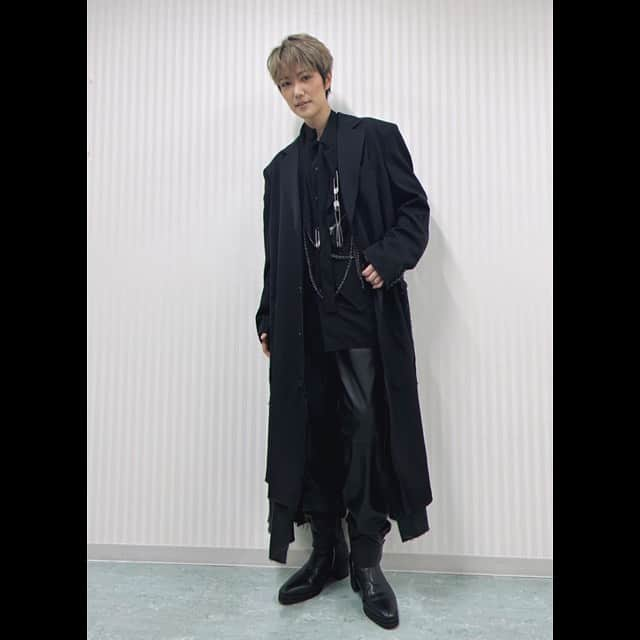 七海ひろきさんのインスタグラム写真 - (七海ひろきInstagram)「☆ HIROKI NANAMI One-manLIVE773“DAYLIGHT” 9月21日葛飾にてライブツアー全公演終了！ . 3都市5公演、1回1回みんなとの時間、全てが尊かった。会場に来てくれて、配信見てくれて嬉しかったよ。ライブ最高ーー。いつかまた。これからも頑張るー！！ 一緒に迎えたDAYLIGHTありがとう✨ . バンドメンバー、そして観に来てくれたみんなと📷 . #DAYLIGHT #七海ひろき」9月24日 17時49分 - hirokinanami773