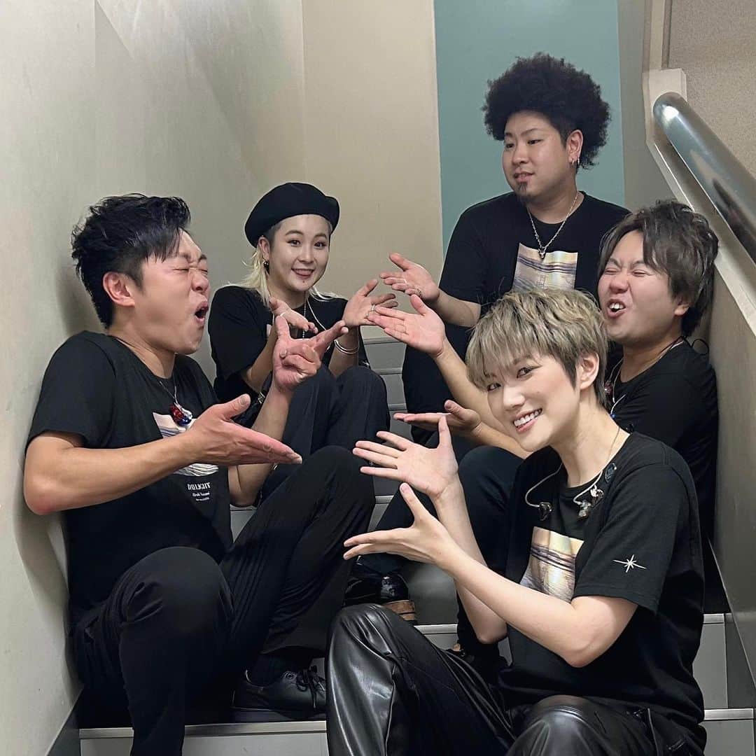 のインスタグラム：「☆ HIROKI NANAMI One-manLIVE773“DAYLIGHT” 9月21日葛飾にてライブツアー全公演終了！ . 3都市5公演、1回1回みんなとの時間、全てが尊かった。会場に来てくれて、配信見てくれて嬉しかったよ。ライブ最高ーー。いつかまた。これからも頑張るー！！ 一緒に迎えたDAYLIGHTありがとう✨ . バンドメンバー、そして観に来てくれたみんなと📷 . #DAYLIGHT #七海ひろき」