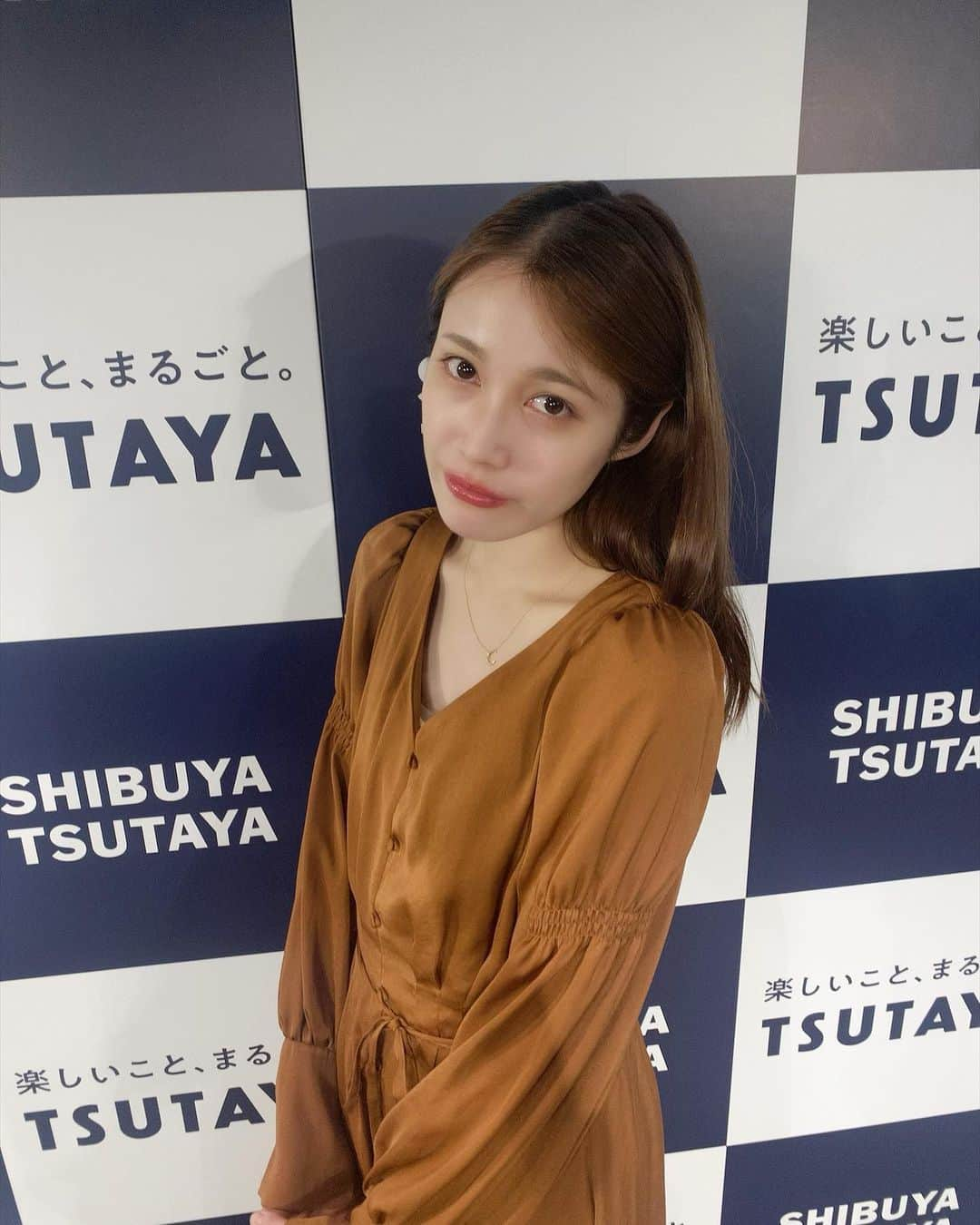 中村ゆりかのインスタグラム：「SHIBUYA TSUTAYAさん イベントでお世話になりました🌙 ファンの皆さんにお会いできた僅かな時間、本当にありがとう🐧🥀 そして、多数決で決定したファンネーム 「ゆるな」ゆりかの「ゆ」に月の「ルナ」で決まった〜 ゆるな〜また次も会えたら嬉しいなー！ このあと18:00からネットサイン会します👘🌼 @shibuya_tsutaya  #moonlight  #中村ゆりか」