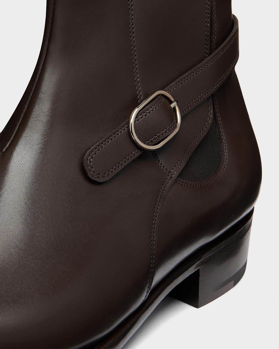 ジョンロブさんのインスタグラム写真 - (ジョンロブInstagram)「Masons, a new take on the Jodhpur boot, easy to slip-on thanks to its concealed elastic band and featuring a reverse strap with the house’s new signature oval buckle.  . #johnlobb」9月24日 17時51分 - johnlobb