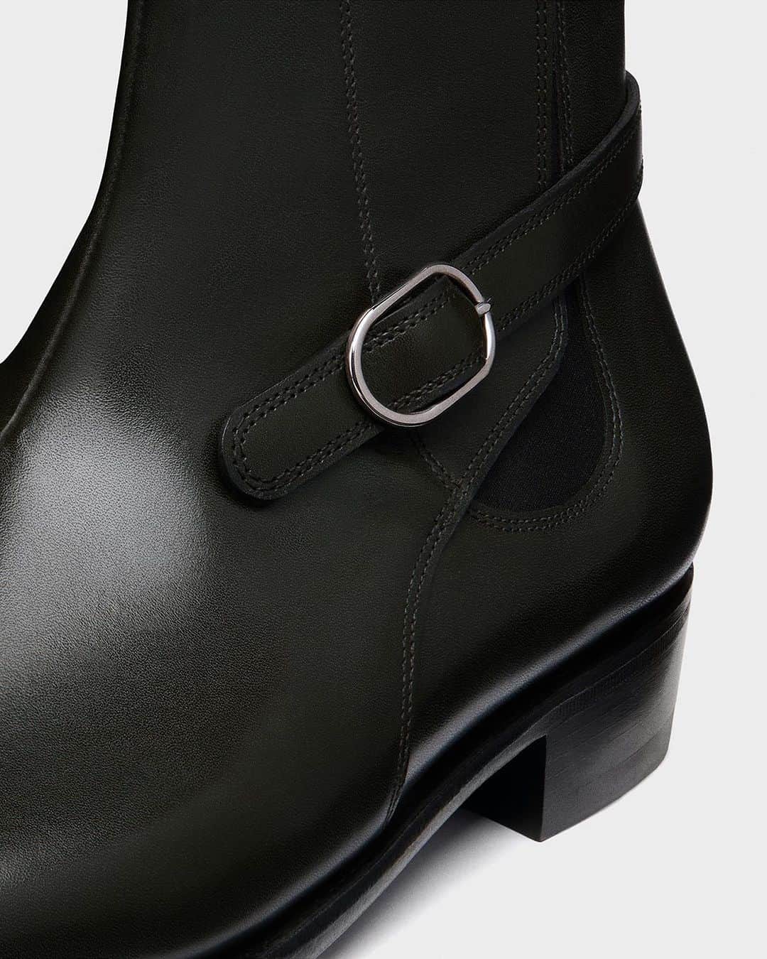 ジョンロブさんのインスタグラム写真 - (ジョンロブInstagram)「Masons, a new take on the Jodhpur boot, easy to slip-on thanks to its concealed elastic band and featuring a reverse strap with the house’s new signature oval buckle.  . #johnlobb」9月24日 17時51分 - johnlobb