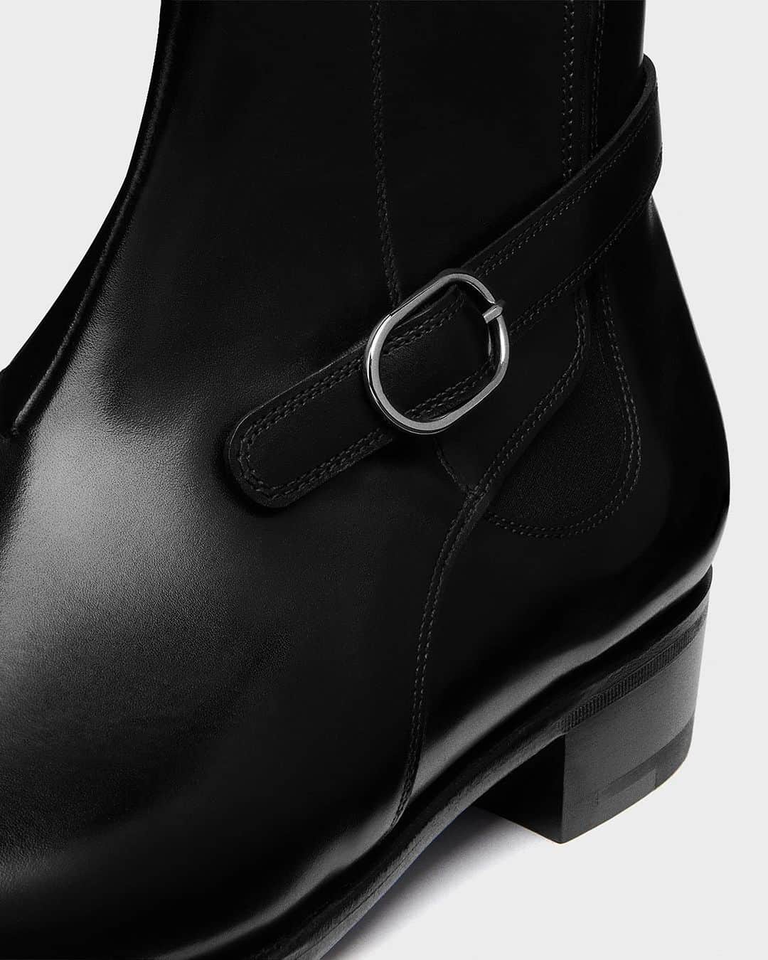 ジョンロブのインスタグラム：「Masons, a new take on the Jodhpur boot, easy to slip-on thanks to its concealed elastic band and featuring a reverse strap with the house’s new signature oval buckle.  . #johnlobb」
